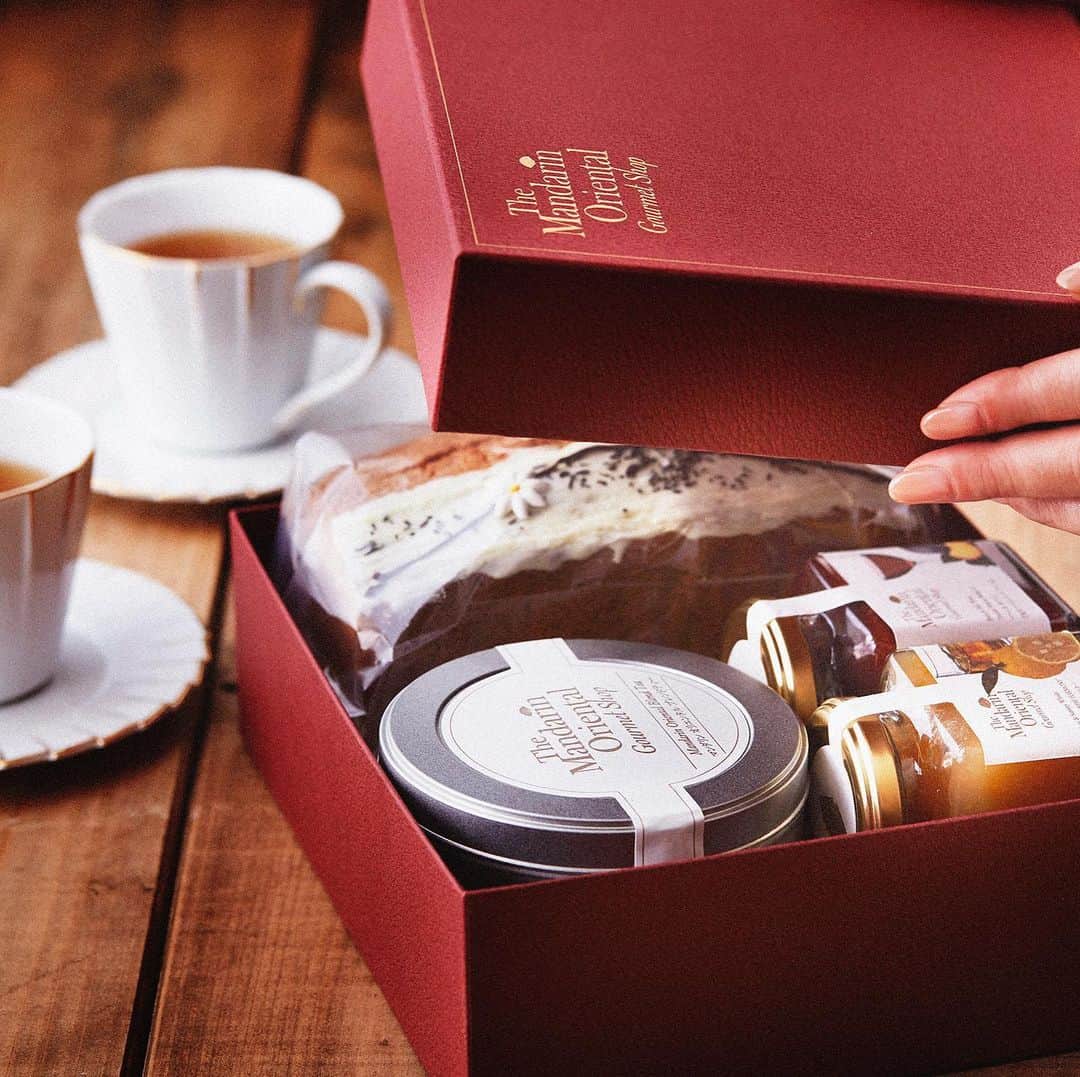 Mandarin Oriental, Tokyoさんのインスタグラム写真 - (Mandarin Oriental, TokyoInstagram)「フェスティブシーズンに、「ザ マンダリン オリエンタル グルメショップ」のギフトを大切な方へ。 この季節のみ愉しめるシュトレンやパネトーネ、そしてプレミアムボックスでご用意する焼き菓子など、多彩なラインナップをご用意しております。  お問合せ：レストラン総合予約 0120-806-823 （9am - 9pm）またはE メール motyo-fbres@mohg.com   For this festive season, shower your loved ones with a delectable gift from the Mandarin Oriental Gourmet Shop! Enjoy seasonal treats like the Stollen and Panettone, as well as baked items packed in premium boxes.  For more information, please contact restaurant reservations at +81 (0)3 3270 8188 (9am-9pm) or via email: motyo-fbres@mohg.com   #ImAFan #InspiredByMO #MandarinOriental #MandarinOrientalTokyo #MOtokyo #Nihonbashi #Tokyohotel #TheMandarinOrientalGourmetshop #マンダリンオリエンタル #マンダリンオリエンタル東京 #日本橋 #東京ホテル  #ギフト #スイーツ #シュトレン #パネトーネ #スパ #お歳暮」12月19日 8時46分 - mo_tokyo