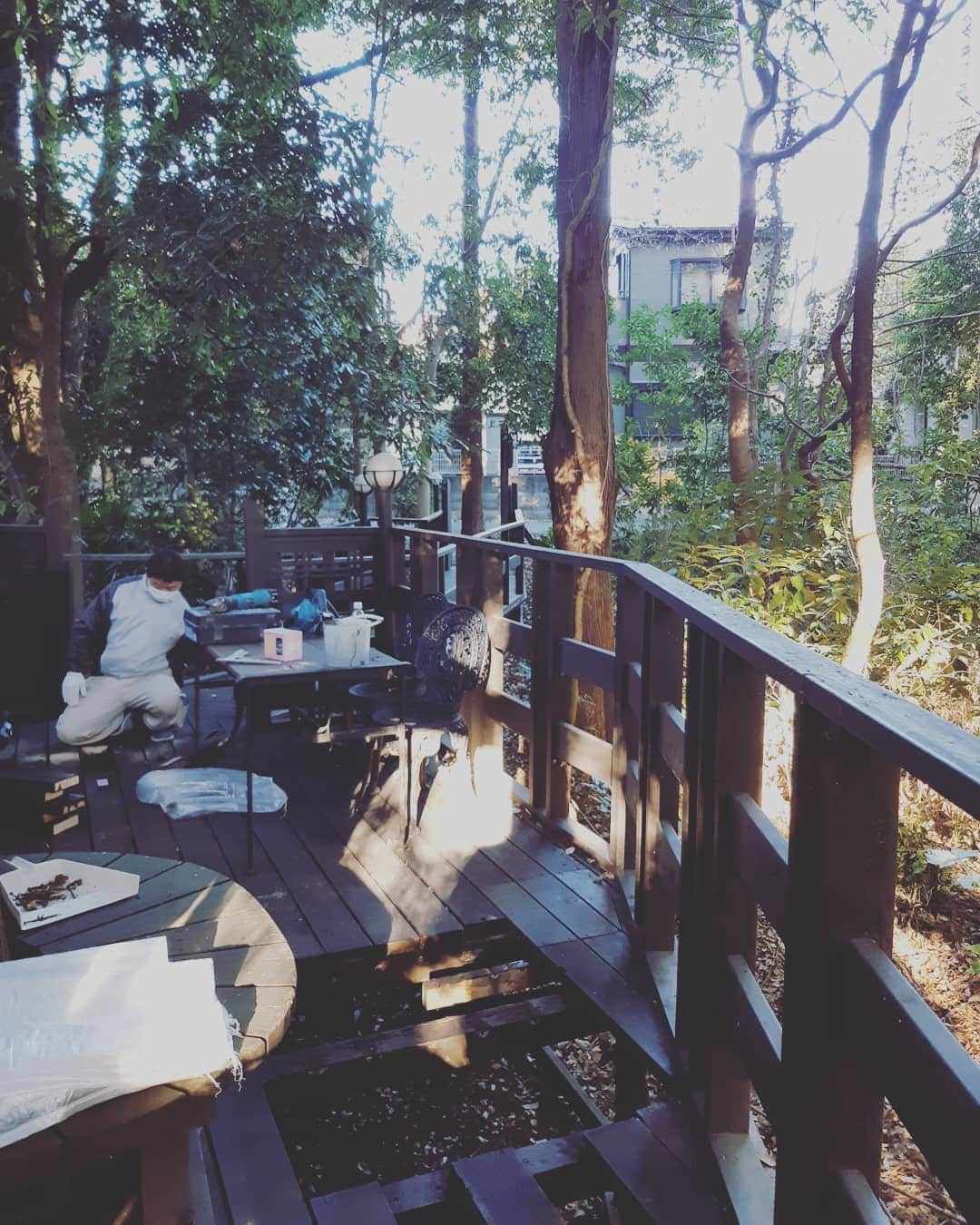 crie style クリエすずき建設さんのインスタグラム写真 - (crie style クリエすずき建設Instagram)「森の中のウッドデッキ改修工事を行わせていただきました！ 森の素敵な空間を損なわないとって素敵なウッドデッキですね。  #ウッドデッキ #森の中のカフェ #木の家 #バリアフリー #生涯設計 #ライフプラン #住まいと暮らしの窓口 #住ま暮らサポート #長期優良住宅 #長期保証 #建物点検 #修繕計画 #マイホーム借上げ制度 #家事楽 #テレワーク #ホームエレベーター #介護 #平屋 #減築 #２世帯 #リフォーム #リノベーション #楽しく人生をデザイン #crie_style #クリエスタイル #クリエ #クリエすずき建設」12月19日 8時47分 - crie_style