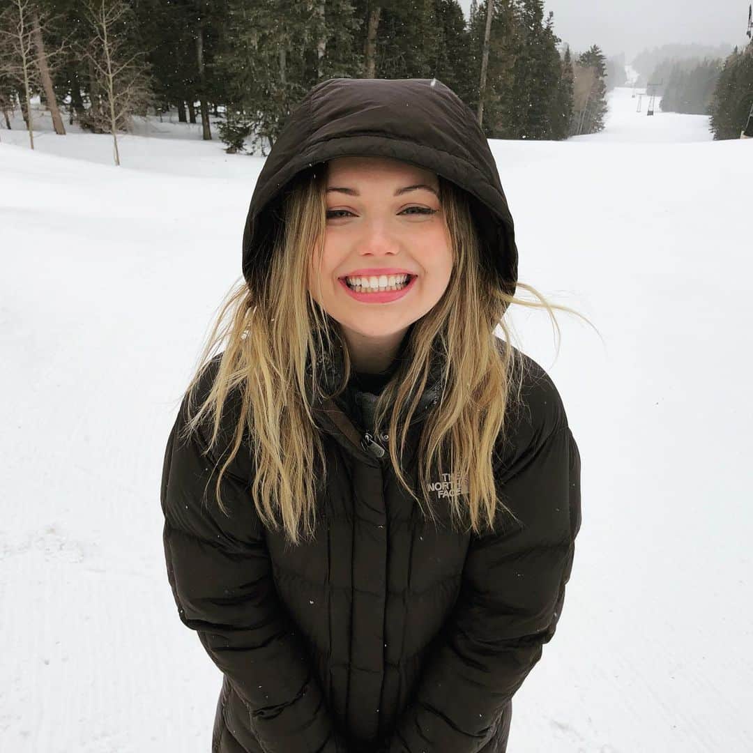 サミー・ハンラティのインスタグラム：「Wishing I was in a winter wonderland but unfortunately I’m stuck in bed 🥲」