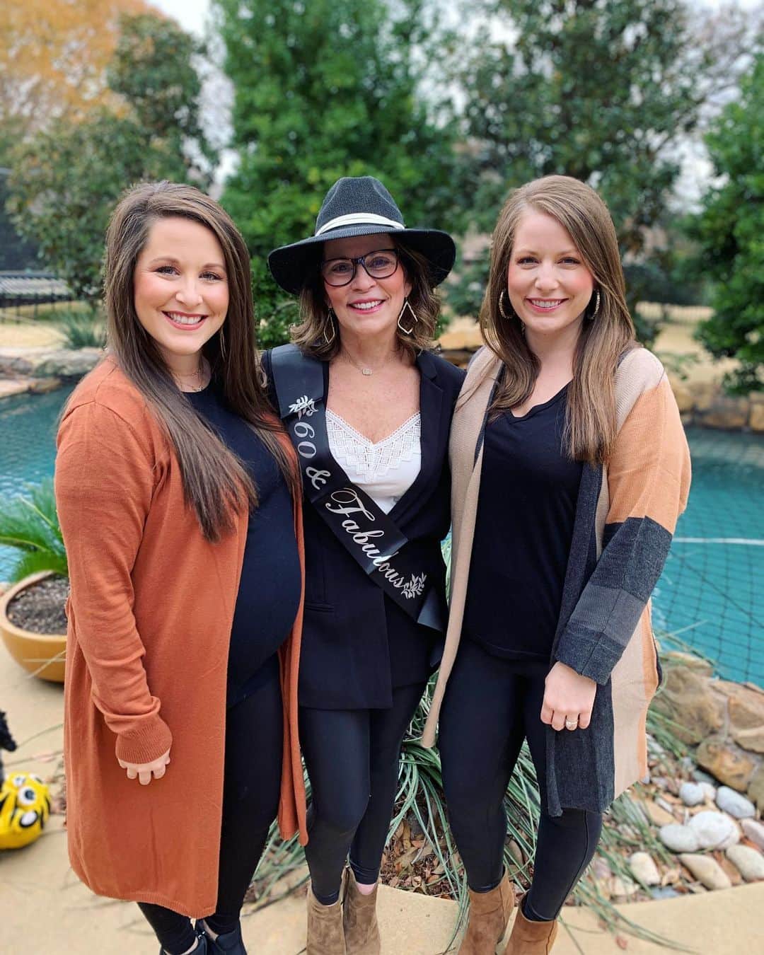 カーリー・パターソンのインスタグラム：「Pulled off the best 60th birthday surprise for our amazing  momma💙🎉💖 #threemusketeers @jordan_p_jordan @natpat1960」