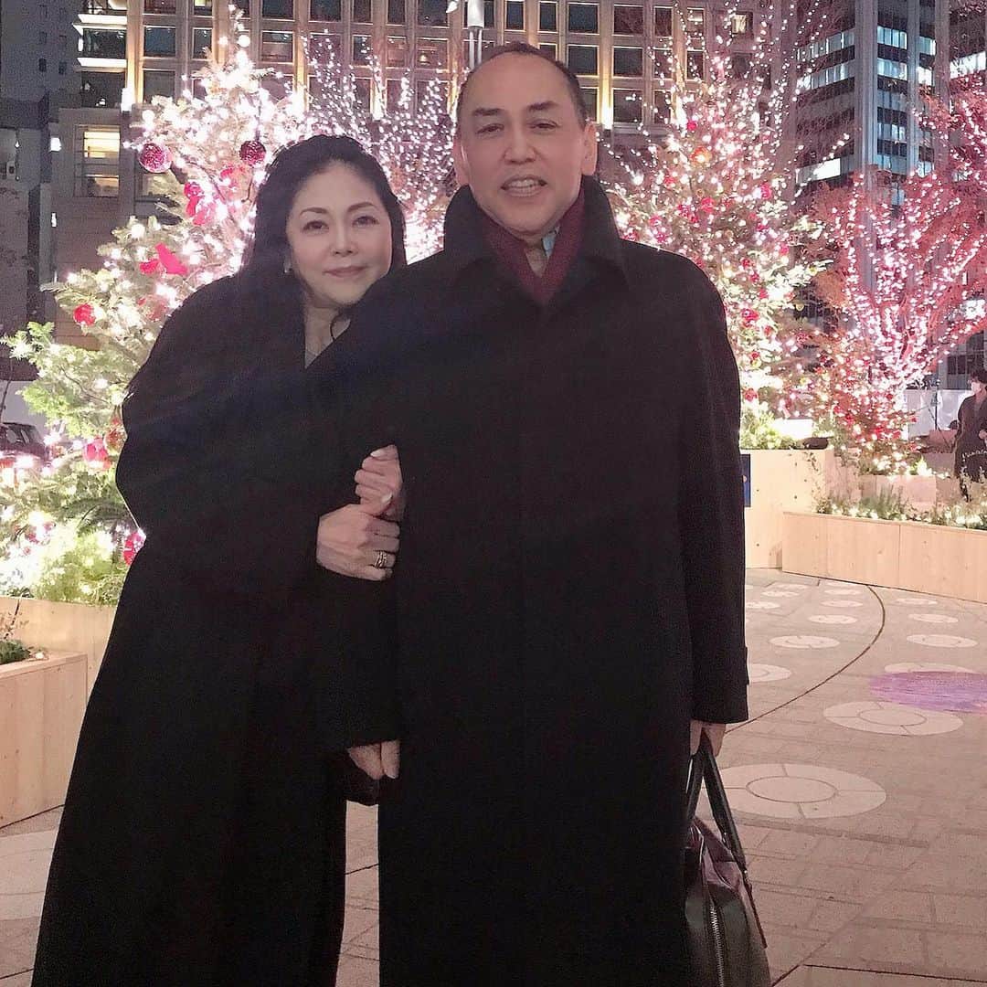 土屋眞弓のインスタグラム：「久しぶりの再会❣️ 東京ミッドタウン日比谷にある Teddyの経営するお店にご招待いただき、美味しいお料理とワイン🍷 数年分の話しは尽きず時間が足りない〜😅 行きつけのBARで大好きなマルガリータ🍸幸せ🥰✨✨  キラキラなミッドタウン日比谷のイルミネーションをバックにnice shot✨✨✨  #buvette」