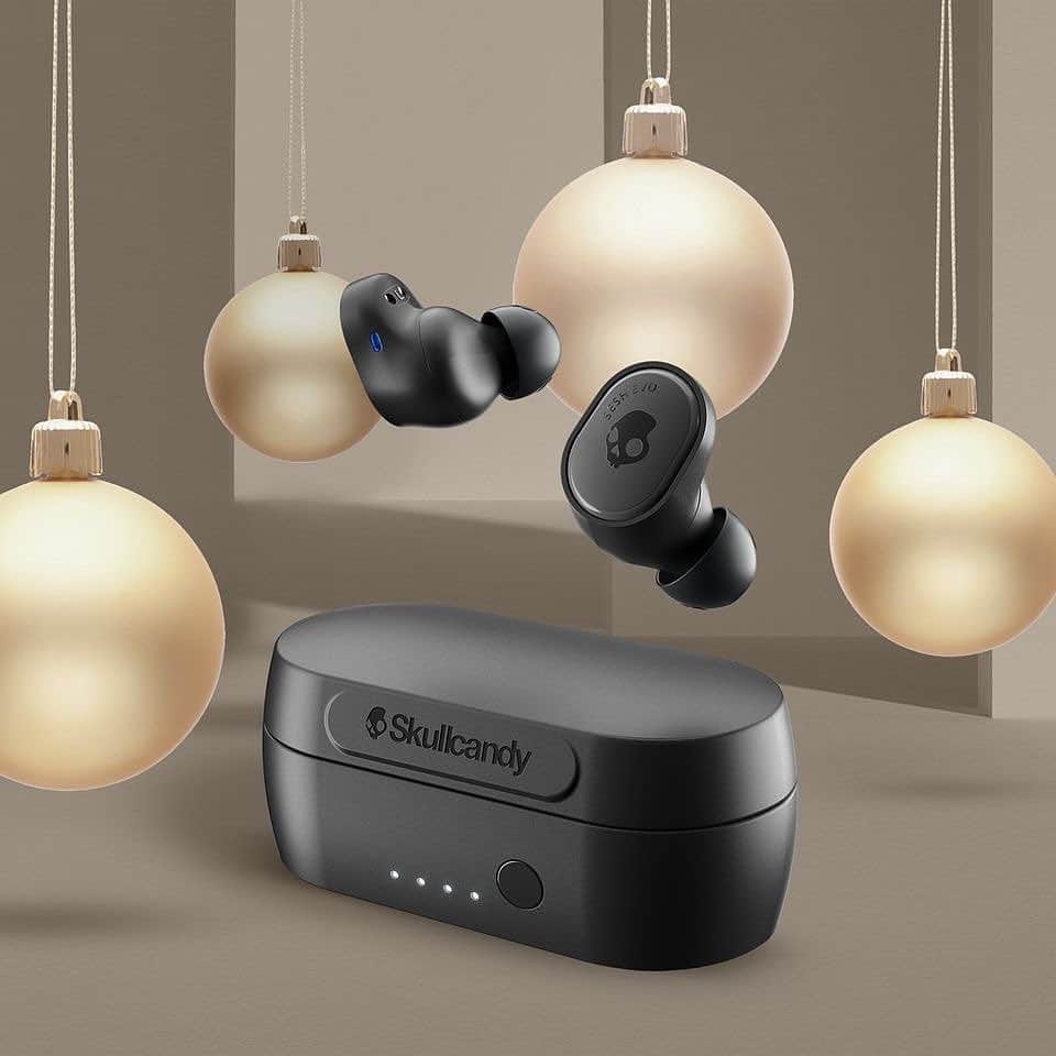 Skullcandy Japanさんのインスタグラム写真 - (Skullcandy JapanInstagram)「今年のクリスマスは大切な人にイヤホンをプレゼント🎁🎅  Skullcandy 完全ワイヤレスイヤホンはタップ先にて✨🥂  イヤホンのケーブルは絡まって邪魔だけど、完全ワイヤレスイヤホンで大好きな音楽を自由に聴こう💀  #FeelCentered #FeelSkullcandy #スカルキャンディー」12月19日 8時56分 - skullcandyjapan