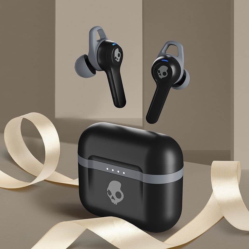Skullcandy Japanさんのインスタグラム写真 - (Skullcandy JapanInstagram)「今年のクリスマスは大切な人にイヤホンをプレゼント🎁🎅  Skullcandy 完全ワイヤレスイヤホンはタップ先にて✨🥂  イヤホンのケーブルは絡まって邪魔だけど、完全ワイヤレスイヤホンで大好きな音楽を自由に聴こう💀  #FeelCentered #FeelSkullcandy #スカルキャンディー」12月19日 8時56分 - skullcandyjapan