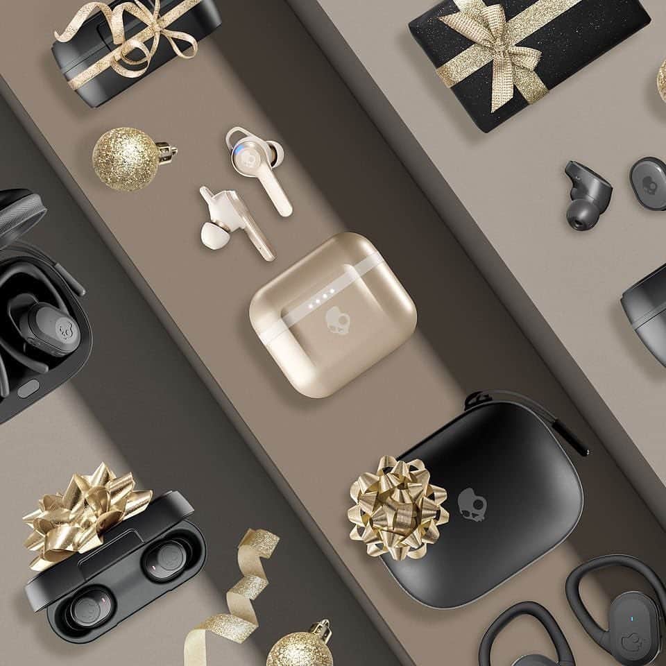 のインスタグラム：「今年のクリスマスは大切な人にイヤホンをプレゼント🎁🎅  Skullcandy 完全ワイヤレスイヤホンはタップ先にて✨🥂  イヤホンのケーブルは絡まって邪魔だけど、完全ワイヤレスイヤホンで大好きな音楽を自由に聴こう💀  #FeelCentered #FeelSkullcandy #スカルキャンディー」
