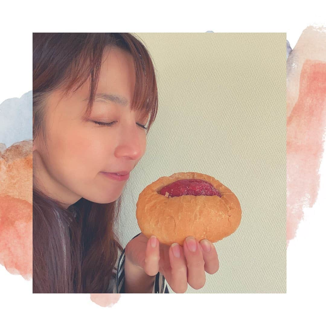 谷口あかりさんのインスタグラム写真 - (谷口あかりInstagram)「﻿ パン屋さんの香りが﻿ 好きすぎて﻿ ﻿ ﻿ 高校生くらいまで﻿ いや﻿ 成人してからも﻿ ｢パン屋で働く｣﻿ ﻿ ﻿ に憧れがある谷口です。﻿ ﻿ ﻿ なぜバイトしなかったかは﻿ 今度ラジオで語りますね笑﻿ ﻿ ﻿ ﻿ ﻿ ﻿ 今朝は﻿ 500個が2、3時間で完売してしまうという 銀座 月と花 の﻿ 大人のジャムパン﻿ お取り寄せして﻿ 幸せな香りを❤﻿ ﻿ ジャムの風味が損なわれないように﻿ パンを焼いた後に注入するこだわりで﻿ ﻿ フランスパンの﻿ 外サクっ、中ふわぁと﻿ ジューシーなジャムがたまりませぬ❤﻿ ﻿ ﻿ ﻿ よしっ﻿ 今日も一日﻿ はりきっていきましょー！﻿ ﻿ ﻿ ﻿ SMILE with ME❤﻿ ﻿ ﻿ ♦♥♦――――♦♥♦――――♦♥♦――――♦♥♦﻿ ﻿ ﻿ ﻿ 【大人のジャムパン】﻿ ﻿ 1シャインマスカット　380円﻿ 2黄金桃　350円﻿ 3.究極のラズベリー　380円﻿ 4.温州みかんと柚子　300円﻿ ﻿ ﻿ 〒104-0061﻿ 東京都中央区銀座4-10-6﻿ 大人のジャムパン専門店﻿ 銀座『月と花』﻿ 03-6264-1300﻿ 営業時間：10時〜完売まで﻿ 休み：無休﻿ 最寄駅：東銀座A2出口より徒歩30秒﻿ ﻿ ﻿ 通信販売：https://tsukitohana.official.ec/﻿ （販売数に限りがあり入荷しない場合もあります）﻿ ﻿ 銀座『月と花』﻿ 公式Instagram：（新商品のご紹介）﻿ @ginza_tsukitohana﻿ ﻿ 公式Twitter：（毎日の完売時間）﻿ https://mobile.twitter.com/ginzatsukihana﻿ ﻿ 公式Instagram、Twitterにて特典としてフォロワー限定商品および限定先行販売商品のご案内もしております。﻿ ﻿ HP： ﻿ https://www.ginza-tsukitohana.com/﻿ ﻿ 姉妹店『浅草花月堂』﻿ HP：﻿ https://asakusa-kagetudo.com/﻿ ﻿ ﻿ #パンスタグラム #食スタグラム﻿ #大人のジャムパン #銀座月と花 #ジャムパン #お取り寄せパン #おすすめパン #食べ比べセット #pr﻿ ﻿ #japan #tokyo #Smile  #インフルエンサー  #インスタグラマー  #influencer #instagrammer #サロンモデル  #モデル #model  #ポートレートモデル #女優 #劇団四季 #ミュージカル #一茶企画 ﻿ ﻿」12月19日 9時00分 - akari.taniguchi