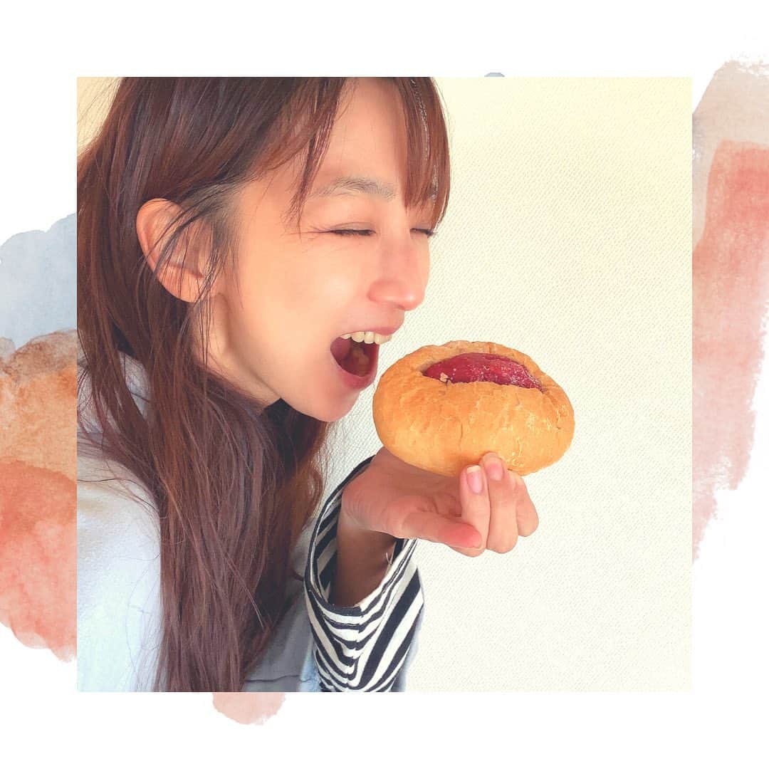 谷口あかりさんのインスタグラム写真 - (谷口あかりInstagram)「﻿ パン屋さんの香りが﻿ 好きすぎて﻿ ﻿ ﻿ 高校生くらいまで﻿ いや﻿ 成人してからも﻿ ｢パン屋で働く｣﻿ ﻿ ﻿ に憧れがある谷口です。﻿ ﻿ ﻿ なぜバイトしなかったかは﻿ 今度ラジオで語りますね笑﻿ ﻿ ﻿ ﻿ ﻿ ﻿ 今朝は﻿ 500個が2、3時間で完売してしまうという 銀座 月と花 の﻿ 大人のジャムパン﻿ お取り寄せして﻿ 幸せな香りを❤﻿ ﻿ ジャムの風味が損なわれないように﻿ パンを焼いた後に注入するこだわりで﻿ ﻿ フランスパンの﻿ 外サクっ、中ふわぁと﻿ ジューシーなジャムがたまりませぬ❤﻿ ﻿ ﻿ ﻿ よしっ﻿ 今日も一日﻿ はりきっていきましょー！﻿ ﻿ ﻿ ﻿ SMILE with ME❤﻿ ﻿ ﻿ ♦♥♦――――♦♥♦――――♦♥♦――――♦♥♦﻿ ﻿ ﻿ ﻿ 【大人のジャムパン】﻿ ﻿ 1シャインマスカット　380円﻿ 2黄金桃　350円﻿ 3.究極のラズベリー　380円﻿ 4.温州みかんと柚子　300円﻿ ﻿ ﻿ 〒104-0061﻿ 東京都中央区銀座4-10-6﻿ 大人のジャムパン専門店﻿ 銀座『月と花』﻿ 03-6264-1300﻿ 営業時間：10時〜完売まで﻿ 休み：無休﻿ 最寄駅：東銀座A2出口より徒歩30秒﻿ ﻿ ﻿ 通信販売：https://tsukitohana.official.ec/﻿ （販売数に限りがあり入荷しない場合もあります）﻿ ﻿ 銀座『月と花』﻿ 公式Instagram：（新商品のご紹介）﻿ @ginza_tsukitohana﻿ ﻿ 公式Twitter：（毎日の完売時間）﻿ https://mobile.twitter.com/ginzatsukihana﻿ ﻿ 公式Instagram、Twitterにて特典としてフォロワー限定商品および限定先行販売商品のご案内もしております。﻿ ﻿ HP： ﻿ https://www.ginza-tsukitohana.com/﻿ ﻿ 姉妹店『浅草花月堂』﻿ HP：﻿ https://asakusa-kagetudo.com/﻿ ﻿ ﻿ #パンスタグラム #食スタグラム﻿ #大人のジャムパン #銀座月と花 #ジャムパン #お取り寄せパン #おすすめパン #食べ比べセット #pr﻿ ﻿ #japan #tokyo #Smile  #インフルエンサー  #インスタグラマー  #influencer #instagrammer #サロンモデル  #モデル #model  #ポートレートモデル #女優 #劇団四季 #ミュージカル #一茶企画 ﻿ ﻿」12月19日 9時00分 - akari.taniguchi