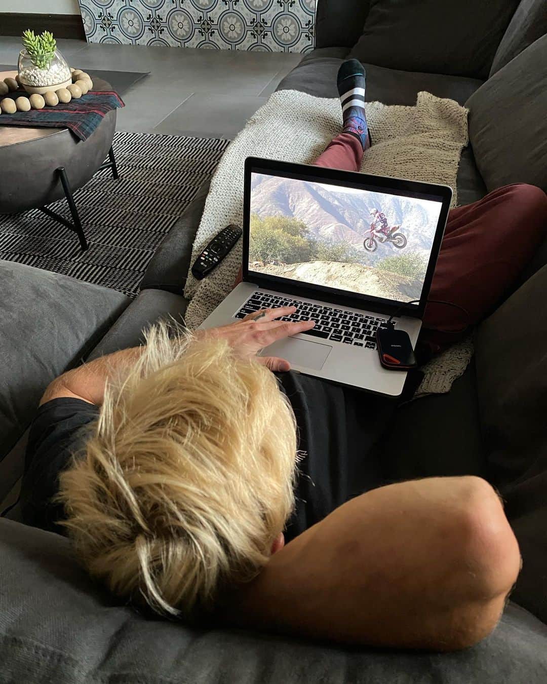 ケン・ロックゼンのインスタグラム：「Studying ✍🏽👨🏼‍💻🙇🏼」