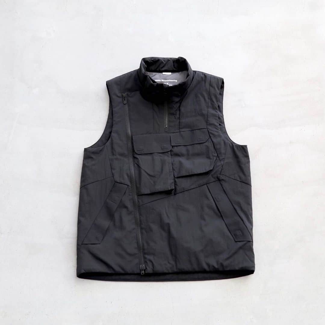のインスタグラム：「［#10倍ポイント開催中！］ White Mountaineering / ホワイトマウンテニアリング "GORE-TEX INFINIUM × PRIMALOFT PADDED LUGGAGE VEST" ¥49,500- _ 〈online store / @digital_mountain〉 https://www.digital-mountain.net/shopbrand/000000012858/ _ 【オンラインストア#DigitalMountain へのご注文】 *24時間受付 *15時までのご注文で即日発送 *1万円以上ご購入で、送料無料 tel：084-973-8204 _ We can send your order overseas. Accepted payment method is by PayPal or credit card only. (AMEX is not accepted)  Ordering procedure details can be found here. >>http://www.digital-mountain.net/html/page56.html  _ #WhiteMountaineering #ホワイトマウンテニアリング _ 本店：#WonderMountain  blog>> http://wm.digital-mountain.info _ 〒720-0044  広島県福山市笠岡町4-18  JR 「#福山駅」より徒歩10分 #ワンダーマウンテン #japan #hiroshima #福山 #福山市 #尾道 #倉敷 #鞆の浦 近く _ 系列店：@hacbywondermountain _」