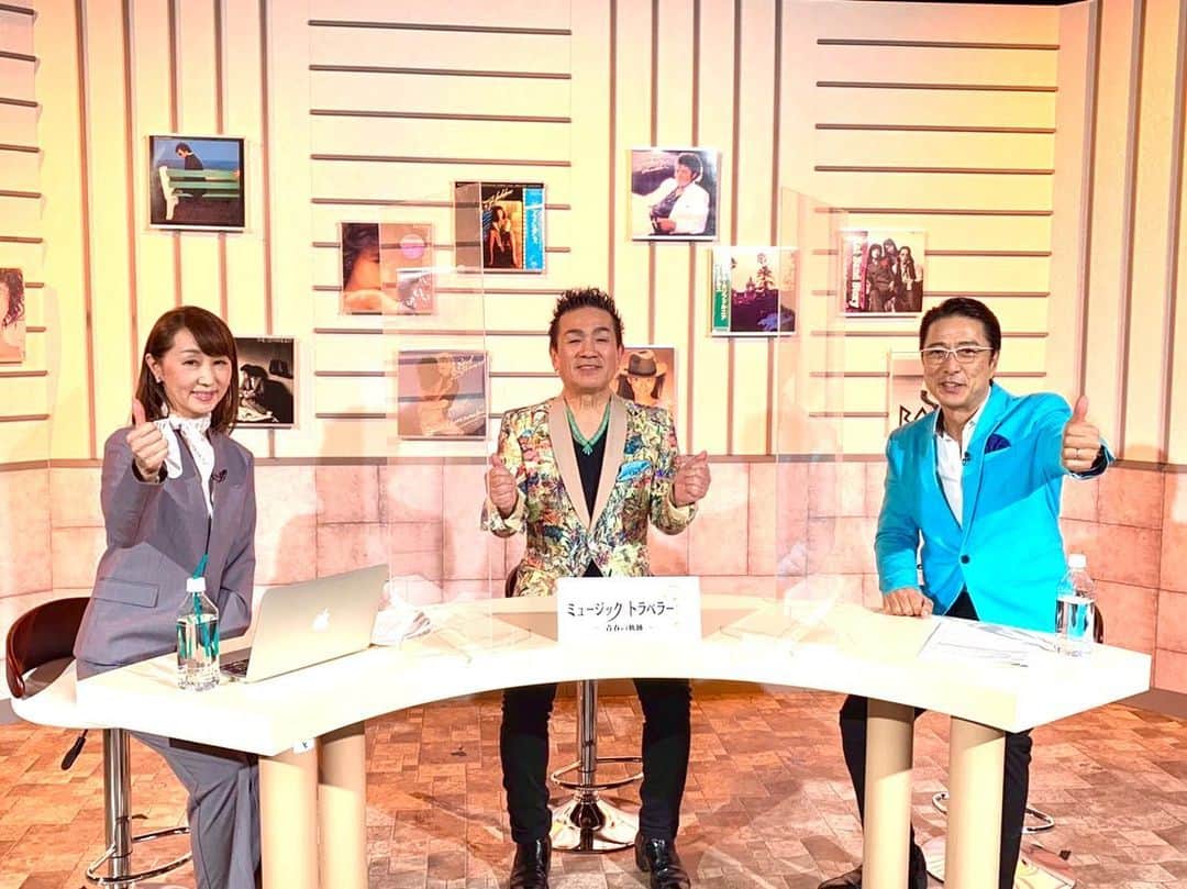 黒田アーサーさんのインスタグラム写真 - (黒田アーサーInstagram)「2021年の年明けと共に✨新番組のMCが決定しました！😉👍 『ミュージックトラベラー』〜青春の軌跡〜2021年1月5日スタート！ 70年代〜90年代のヒット曲を取り上げて、テレビをご覧の皆さんとタイムトラベル❣️毎回ゲストを招いてトークと生歌あり😊👏 毎週火曜日8時30分放送千葉テレ(地上波) 毎週土曜日6時30分放送BS12(衛星波) MCは黒田アーサー。 アシスタントに山口みさと。 ご意見番にアイビーレコード酒井社長。 ゲスト各回出演！第1回はBOROさん😍✨ 皆さん是非見て下さいねー💕😊✌️ #ミュージックトラベラー青春の軌跡 #新番組スタート  #MC黒田アーサー #アシスタント山口みさと #ご意見番 #アイビーレコード酒井社長 #第1回ゲスト #BORO #大阪で生まれた女  #千葉テレビ #毎週火曜日8時30分 #BS12 #毎週土曜日6時30分」12月19日 9時19分 - kuroda_arthur