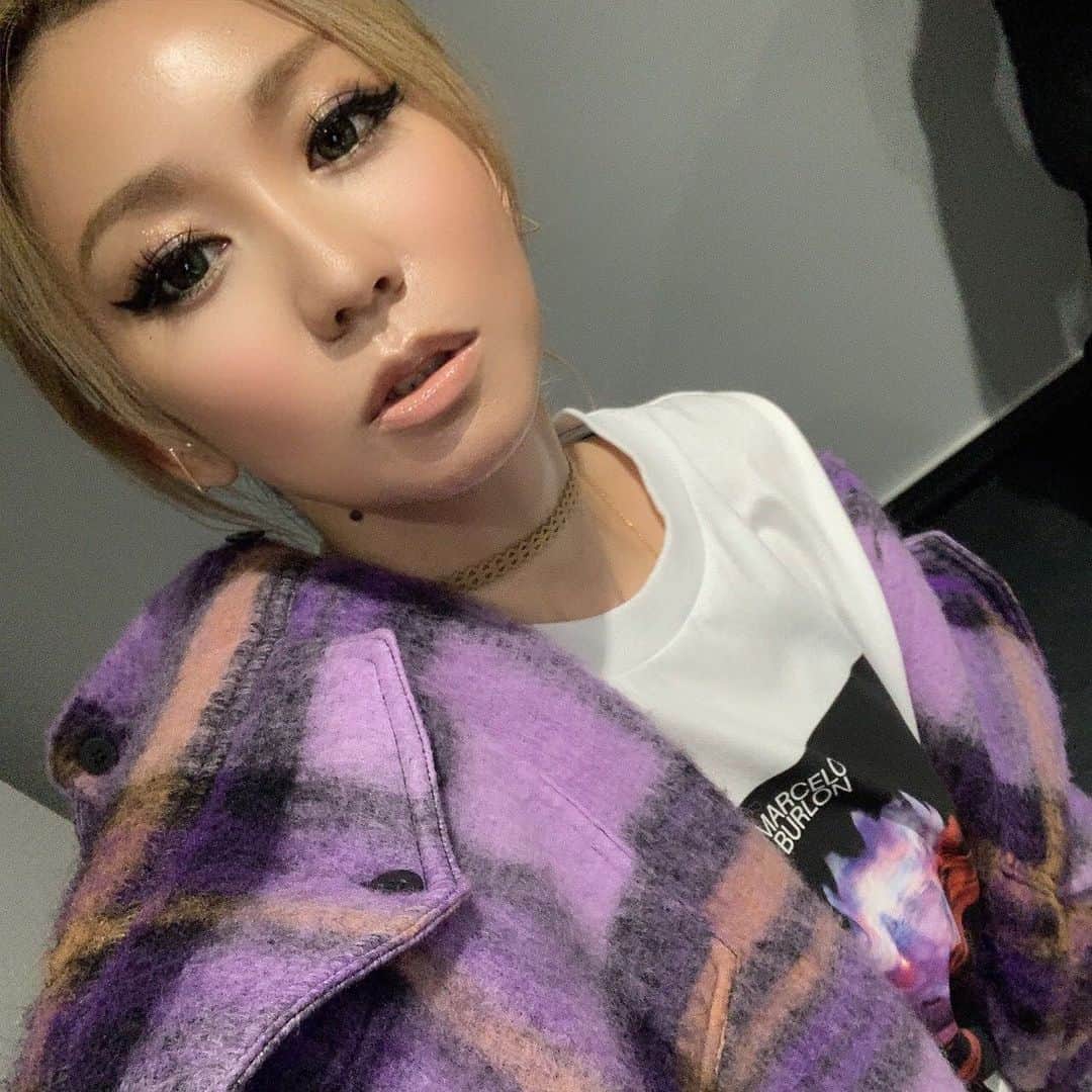 倖田來未さんのインスタグラム写真 - (倖田來未Instagram)「.﻿ モデルプレスさん(@modelpress )にロングインタビューして頂いた記事が公開になりました！﻿ ﻿ 是非読んで頂けると嬉しいです！﻿ ﻿ sneaker好きな人っぽく撮ってみた！﻿ ですが、こちらはモフモフちゃん🤩﻿ ﻿ #モデルプレス #インタビュー #取材 #文字起こし #大変なくらい #喋らせて頂きました #笑 #いつも #ありがとうございます #衣装 #marceloburloncountyofmilan #selfmade #chanel #undertherose #kohslickcurro #kodakumi #倖田來未」12月19日 9時12分 - kodakumi_official