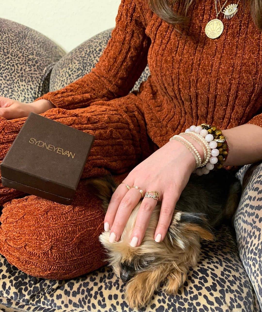 のインスタグラム：「We’re going live with @SamiGayle on Saturday! Sami will be hosting us on IG Live for a special live holiday gift guide this Saturday (tomorrow), 12/19 at 4pm PST/7pm EST. ✨  Join Sami and Sydney Evan’s Rosanne Karmes for a virtual holiday get-together as the actress shares her SE gift picks along with the meaningful stories behind her most-loved pieces.❤️」