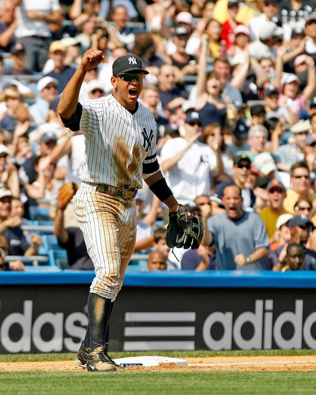 アレックス・ロドリゲスさんのインスタグラム写真 - (アレックス・ロドリゲスInstagram)「In the hot corner with the @yankees. ⚾️ In the hot corner at @arodcorp. 💼 . On which field would you rather be trying to excel? The baseball diamond, or as an entrepreneur?」12月19日 9時13分 - arod