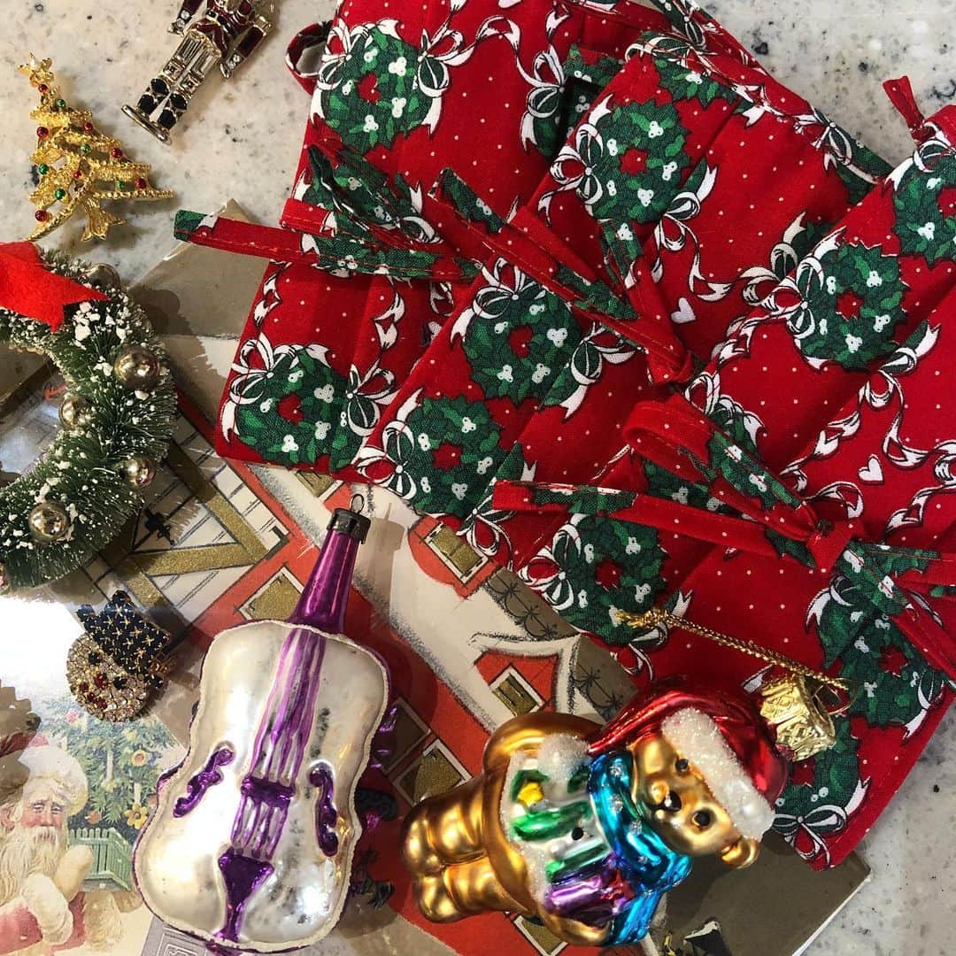 NUTTY Vintage&Collectibleさんのインスタグラム写真 - (NUTTY Vintage&CollectibleInstagram)「ジェイアール京都伊勢丹 《ワンダフルマルシェ〜京都蚤の市〜》  おはようございます☀︎  ワンダフルマルシェへお越しの皆様へ NUTTYよりお得なお知らせです❤️  ❶ ＜先着10名様限定＞ ＊＊伊勢丹アプリクーポンをご提示のお客様＊＊ 2万円以上お買い上げでビンテージファブリックを使用した【クリスマス・マスクカバー】をプレゼント🎁  マスクもクリスマス気分でハッピーに🎄 2種類よりお選び下さい☺️  ❷ ＜先着50名様限定＞ ＊＊ワンダフルマルシェにてNUTTY商品をお買い上げのお客様＊＊ NUTTY堀江本店にて次回ご利用いただける【¥500OFFクーポン】をプレゼント🎁  （ご利用期限：2021年2月末）⚠️店頭限定⚠️  それでは週末も NUTTY堀江本店、ジェイアール京都伊勢丹にて 皆様のご来店をお待ちしております＊  ※感染予防対策を実施しております。ご来店の際にはマスクのご着用、手指の消毒のご協力をお願いいたします。  ┈┈┈┈┈┈┈┈┈┈┈┈┈┈┈┈┈ NEW ARRIVAL ┈┈┈┈┈┈┈┈┈┈┈┈┈┈┈┈┈ ☑︎vtg christmas fabric mask cover (last 1)  ⚠️会期終了まで通販は承っておりません⚠️  《ワンダフルマルシェ〜京都蚤の市〜》 @wonderfulmarche  【会期】 12/16(wed)~12/24(thu) 場所：ジェイアール京都伊勢丹10階 催物場 時間：10:00~20:00 最終日は18時まで」12月19日 9時17分 - nutty_vintage