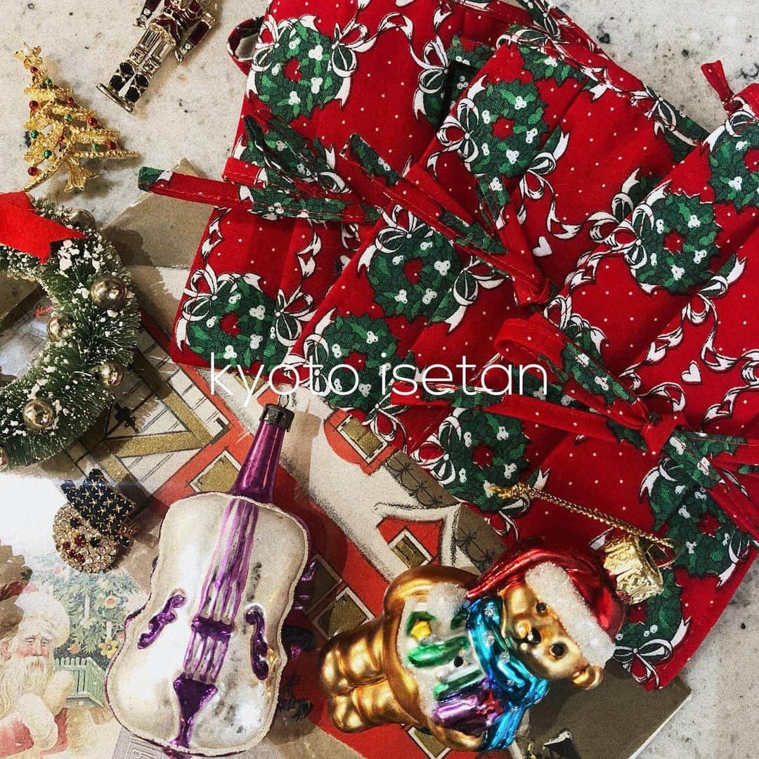 NUTTY Vintage&Collectibleのインスタグラム：「ジェイアール京都伊勢丹 《ワンダフルマルシェ〜京都蚤の市〜》  おはようございます☀︎  ワンダフルマルシェへお越しの皆様へ NUTTYよりお得なお知らせです❤️  ❶ ＜先着10名様限定＞ ＊＊伊勢丹アプリクーポンをご提示のお客様＊＊ 2万円以上お買い上げでビンテージファブリックを使用した【クリスマス・マスクカバー】をプレゼント🎁  マスクもクリスマス気分でハッピーに🎄 2種類よりお選び下さい☺️  ❷ ＜先着50名様限定＞ ＊＊ワンダフルマルシェにてNUTTY商品をお買い上げのお客様＊＊ NUTTY堀江本店にて次回ご利用いただける【¥500OFFクーポン】をプレゼント🎁  （ご利用期限：2021年2月末）⚠️店頭限定⚠️  それでは週末も NUTTY堀江本店、ジェイアール京都伊勢丹にて 皆様のご来店をお待ちしております＊  ※感染予防対策を実施しております。ご来店の際にはマスクのご着用、手指の消毒のご協力をお願いいたします。  ┈┈┈┈┈┈┈┈┈┈┈┈┈┈┈┈┈ NEW ARRIVAL ┈┈┈┈┈┈┈┈┈┈┈┈┈┈┈┈┈ ☑︎vtg christmas fabric mask cover (last 1)  ⚠️会期終了まで通販は承っておりません⚠️  《ワンダフルマルシェ〜京都蚤の市〜》 @wonderfulmarche  【会期】 12/16(wed)~12/24(thu) 場所：ジェイアール京都伊勢丹10階 催物場 時間：10:00~20:00 最終日は18時まで」