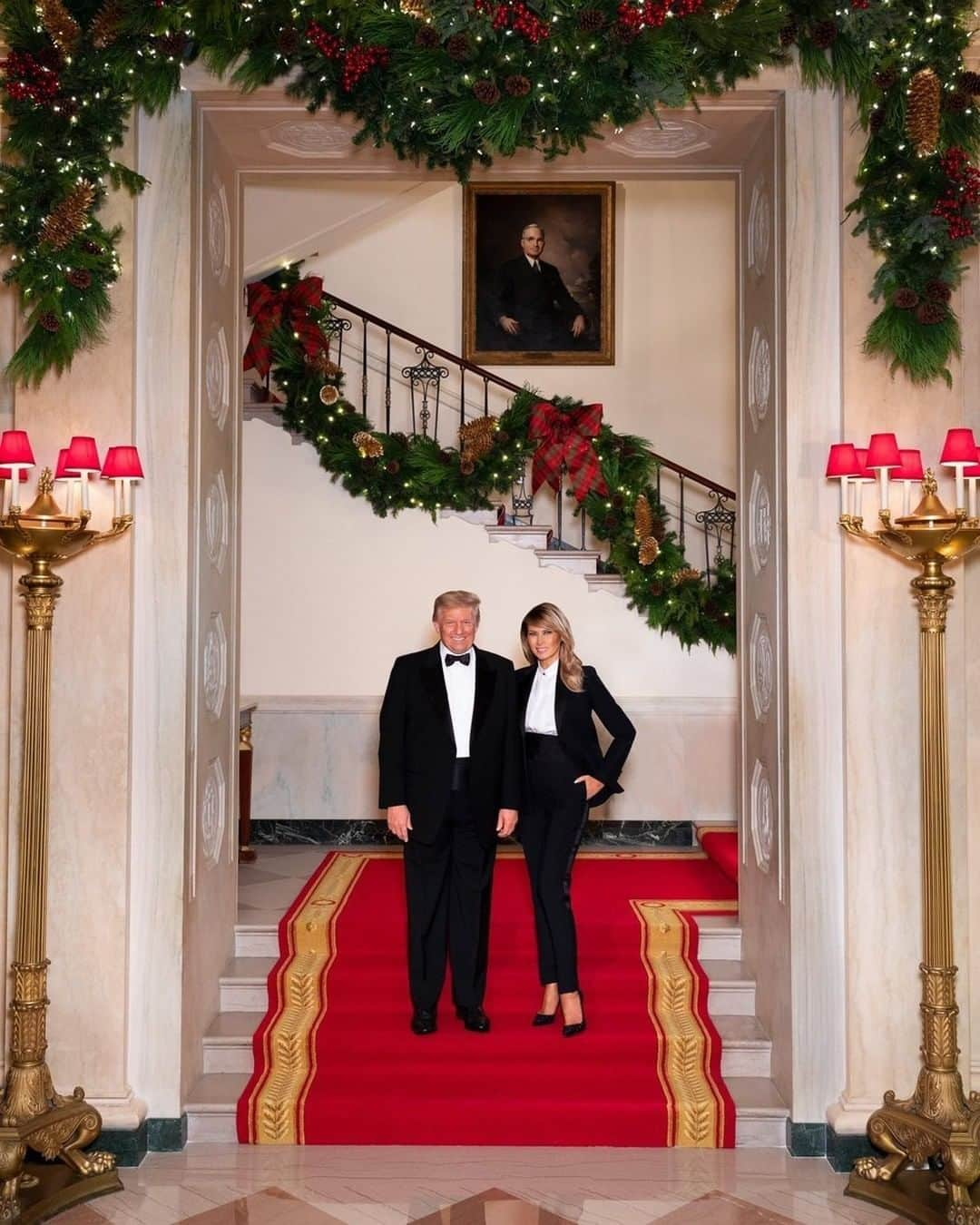 Primer Impactoさんのインスタグラム写真 - (Primer ImpactoInstagram)「🎄✨ La foto oficial de Navidad 2020 en la Casa Blanca.   El presidente #DonaldTrump y la primera dama #MelaniaTrump posaron en la gran escalera de la Casa Blanca en Washington, DC.  La imagen fue compartida por la primera dama en su cuenta de Twitter este viernes.  📸 Foto oficial de la Casa Blanca por Andrea Hanks/ @FLOTUS.」12月19日 9時20分 - primerimpacto