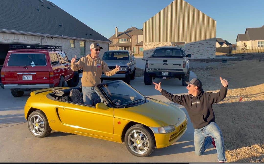 スティーブのインスタグラム：「The amount and variety of JDM cars here in Texas is amazing!! Especially all of the mini Kei cars like this Honda Beat and Suzuki Cappucino. See the cars and meet the owners in my video now live on my channel. Link in bio.  アメリカで日本の軽自動車が大人気🇯🇵 本日のユーチューブ動画をチェックしてね」