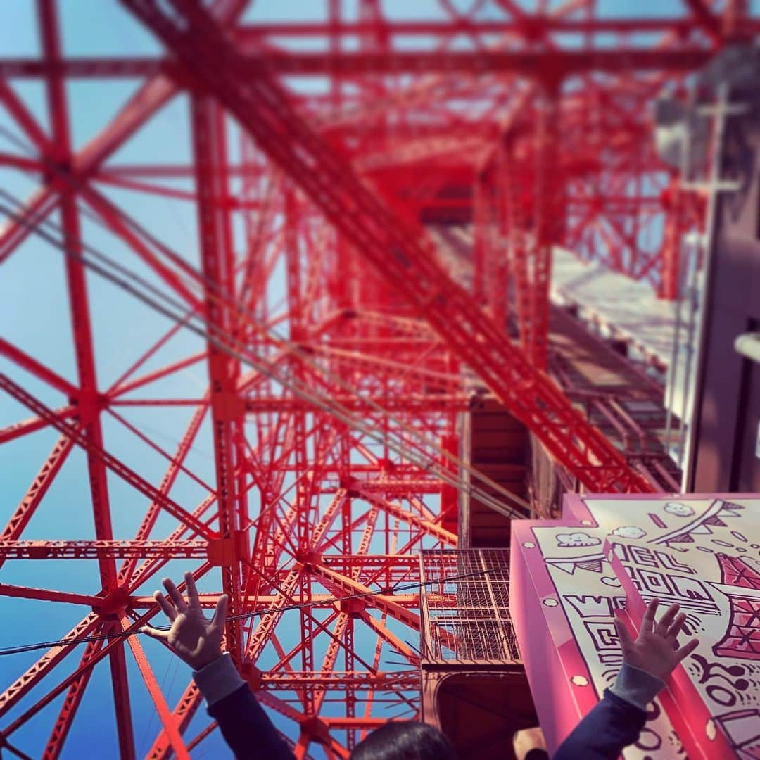 坂東亀三郎さんのインスタグラム写真 - (坂東亀三郎Instagram)「亀三郎と自転車ミニ旅④🚲﻿ ﻿ ﻿ 色々あって、﻿ 階段で東京タワーを登る事に！﻿ ﻿ 600段！！﻿ ﻿ ﻿ 登る前に﻿ 真下から寝っ転がって撮影してみたwww﻿ ﻿ ﻿ 初めて階段で登ったけど、﻿ 意外と楽だったし、アッと言う間でした！﻿ ﻿ ﻿ #東京タワー﻿ #歌舞伎 #音羽屋 #歌舞伎役者﻿ #亀三郎 #坂東亀三郎 #六代目﻿ #彦三郎 #坂東彦三郎 #九代目﻿ #歌舞伎部 #otowayabando﻿ #彦さんぽ﻿ #親バカ部 #倅マン #えみふる﻿ #歌舞伎大好き #KABUKI﻿ コメントはお気軽に📝」12月19日 9時24分 - otowayabando