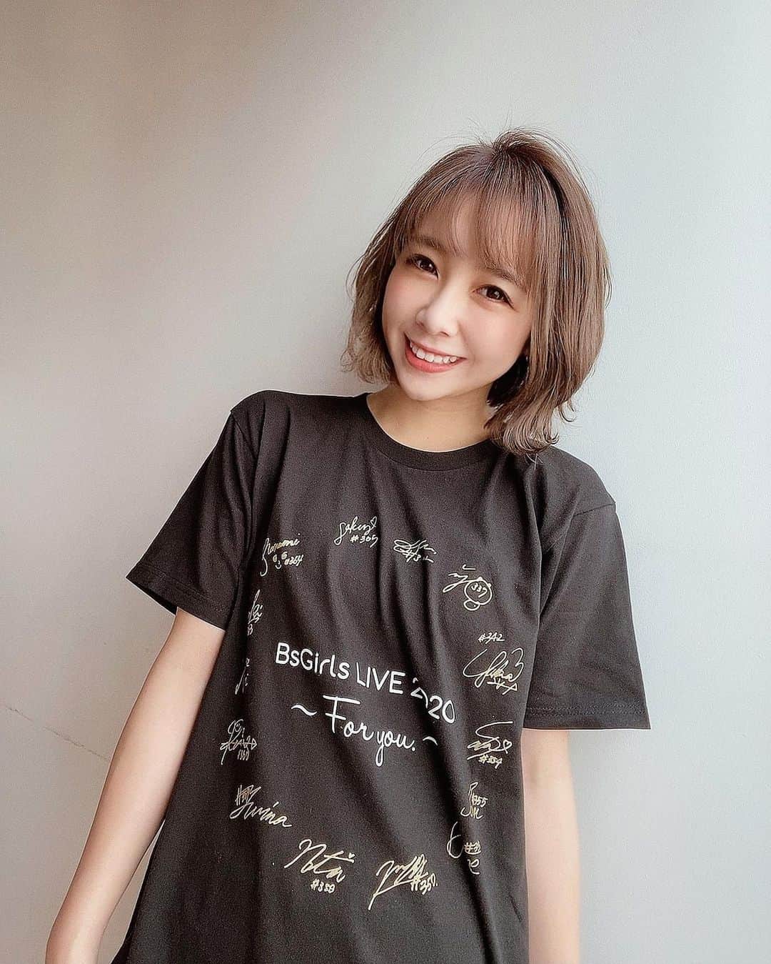 MIYUさんのインスタグラム写真 - (MIYUInstagram)「「BsGirls LIVE 2020 ～For you.～」まで﻿ あと1日となりました…😊✨﻿ ﻿ ﻿ 昨日、トートバッグに隠れていた…﻿ 「BsGirlsライブTシャツ」です👕♥️﻿ ﻿ ﻿ 本当このデザインお気に入り✨﻿ ﻿ ﻿ みんなのサインが繋がって﻿ ひとつの輪になっています👼🏻✨﻿ ﻿ ﻿ ﻿ 皆さま、楽しむ準備は﻿ OKですか？？( ˆ ˆ )﻿ ﻿ ﻿ ﻿ 今日の夕方にもうひとつ﻿ グッズを紹介します🐏﻿ ﻿ ﻿ ﻿ #オリックス #Bs2020 #BsGirls #オリ姫﻿ #野球 #プロ野球 #オリックスバファローズ #超革新系﻿ #野球女子　#野球好き　#京セラドーム大阪　﻿ #グッズ #Tシャツ #ワンマンライブ﻿ #baseball #ORIX #Buffaloes #BINNOVATION﻿ #MIYU #miyu_337  #🐼 ﻿」12月19日 9時24分 - miyu_bsgirls_337