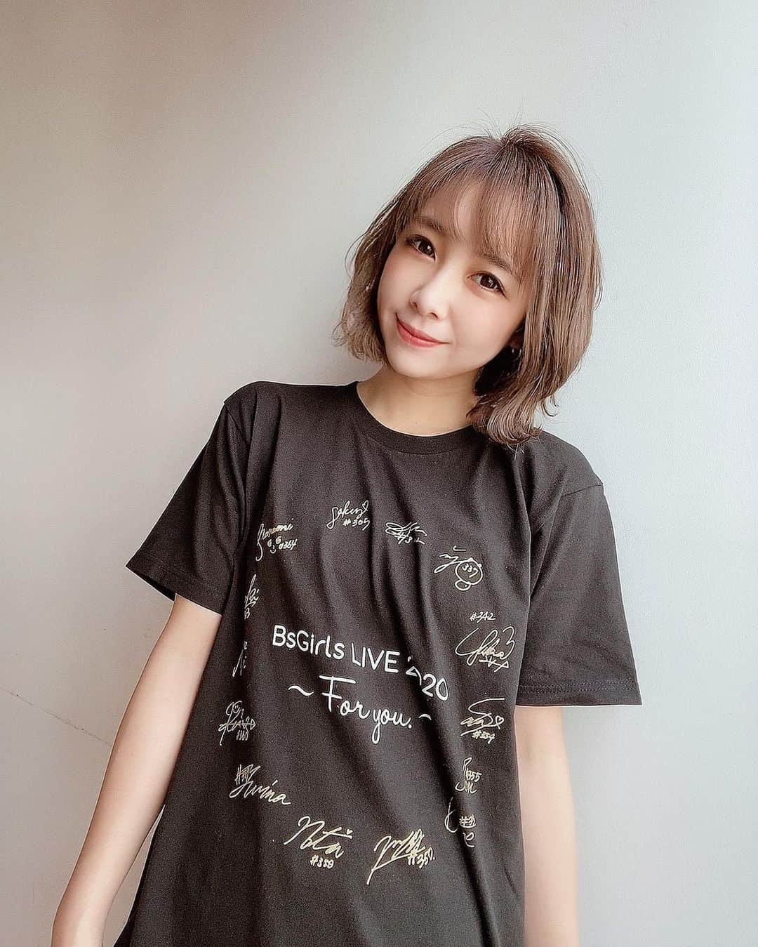 のインスタグラム：「「BsGirls LIVE 2020 ～For you.～」まで﻿ あと1日となりました…😊✨﻿ ﻿ ﻿ 昨日、トートバッグに隠れていた…﻿ 「BsGirlsライブTシャツ」です👕♥️﻿ ﻿ ﻿ 本当このデザインお気に入り✨﻿ ﻿ ﻿ みんなのサインが繋がって﻿ ひとつの輪になっています👼🏻✨﻿ ﻿ ﻿ ﻿ 皆さま、楽しむ準備は﻿ OKですか？？( ˆ ˆ )﻿ ﻿ ﻿ ﻿ 今日の夕方にもうひとつ﻿ グッズを紹介します🐏﻿ ﻿ ﻿ ﻿ #オリックス #Bs2020 #BsGirls #オリ姫﻿ #野球 #プロ野球 #オリックスバファローズ #超革新系﻿ #野球女子　#野球好き　#京セラドーム大阪　﻿ #グッズ #Tシャツ #ワンマンライブ﻿ #baseball #ORIX #Buffaloes #BINNOVATION﻿ #MIYU #miyu_337  #🐼 ﻿」