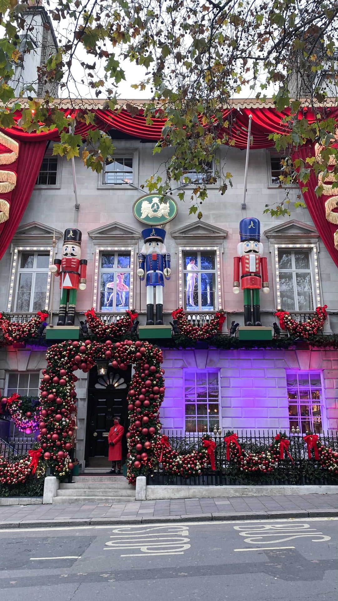 KUNIKAのインスタグラム：「The Nutcracker-themed christmas special decorations at Annabel’s in London🎄 The Sugar Plum Fairy and Prince...🩰  いつも壁一面を使って夢を見させてくれる @annabelsmayfair のクリスマスデコレーション。 今年はくるみ割り人形をテーマに、まるで舞台のような装飾🎄 金平糖の精の踊りの音楽と共に窓に映るダンサーさんが華麗に舞っています...素敵すぎる🩰」