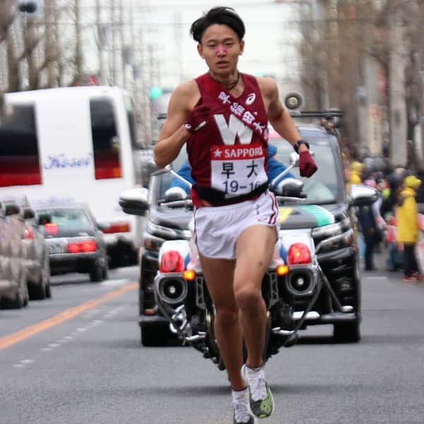 ヴェレダ Weleda Japanさんのインスタグラム写真 - (ヴェレダ Weleda JapanInstagram)「【#TeamWeleda Athlete Introduction 】 . ヴェレダは、2018年よりアスリートへのアルニカシリーズの製品提供ならびに製品を使用したケア方法のレクチャーなどを通して国内アスリートのサポートを行う「アルニカスポーツプロジェクト」に取り組んでいます。 . 毎月、サポートを行っている「#TeamWeleda」のアスリートの皆さまをご紹介していきます。競技や #アルニカマッサージオイル の活用法などについてお話いただいています。ぜひアスリートの皆さんの活躍にご注目ください！ . 今回は、2021年1月2日～3日に行われる、第97回 東京箱根間往復大学駅伝に早稲田大学競走部として出場する井川龍人氏をご紹介いたします。来年の箱根駅伝は、どんなドラマが生まれるのでしょうか？ぜひ井川選手もご注目ください！ . ■ #TeamWeleda Athlete： 井川龍人│ IgawaRyuto  @ryutomann . ー１．競技： ーーーーーーーー 陸上競技(長距離) 所属：早稲田大学競走部 . ー２．内容： ーーーーーーーー トラックレースでは5000mと10000mを専門にしています。5000mでは、1周400mのトラックを12周と200m。10000mでは、25周走りタイムや順位を競います。 . ロードレースでは、主にハーフマラソン(21.0975km)をメインとしています。他にも10マイル(6.093km)や30キロ、マラソン(42.195km)など様々な距離のレースがあります。 . 学生駅伝では、三大駅伝と言われる、出雲駅伝、全日本大学駅伝、箱根駅伝の3つがあります。チームで1本の襷を繋いでゴールを目指します。 . 走るという単純な競技ではありますが、レース中には駆け引きなどが行われています。また、速く走るという裏側にはかなり過酷なトレーニングが隠れています。1月2.3日に開催される箱根駅伝では、そのような様子がテレビで感じとれると思います。是非ご覧下さい。 . ロードレースでは、公道を規制してレースが行われます。その為使わさせてもらっているという感謝の気持ちを込めて沿道などゴミが出ないよう常に心掛けています。 . －３．アルニカシリーズの活用法： ーーーーーーーーーーーーーーーー アルニカマッサージオイルは寒い時など軽くマッサージすると、身体が温まりスムーズに走り出せるので、練習前などに活用します！また、お風呂上がりなど、日頃のセルフケアには欠かせません！ . －４．今後の目標： ーーーーーーーーー ・来年開催されるユニバーシアードを目指す。 ・10000m 27分45秒  5000m 13分35秒 . －５．現在の実績： ーーーーーーーーー ・10000m  28分12秒  5000m 13分45秒 ・全日本大学駅伝2区 区間5位 . . 写真提供:早稲田スポーツ新聞会 . . #WELEDA #ヴェレダ #オーガニックコスメ #自然療法 #ホリスティック #アルニカマッサージオイル #アルニカ #チームヴェレダ #teamweleda #マラソン #ラン #箱根駅伝 #駅伝」12月19日 9時30分 - weleda_japan