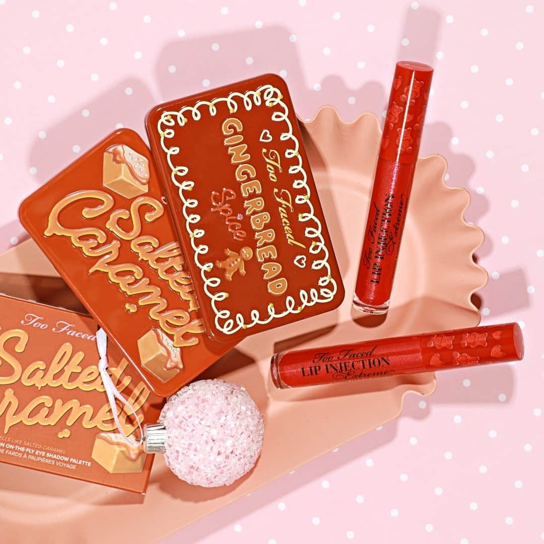 Too Facedのインスタグラム：「Be your own Santa and gift yourself plump, sexy lips 💋 Our Lip Injection Extreme in shade Cinnamon Bear has the perfect pop of Christmas color, smells like Cinnamon Bears, and pairs perfectly with these mini faves! 😉 #toofaced」