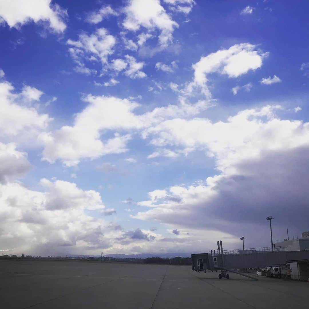 秋田慎治さんのインスタグラム写真 - (秋田慎治Instagram)「無事飛びそう。よかった。  #新潟空港　#伊丹へ」12月19日 9時32分 - _shinjiakita_