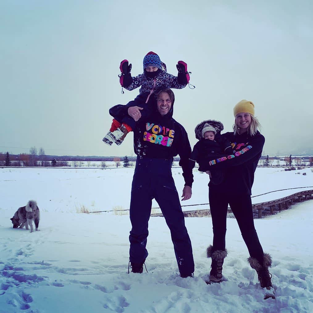 エリック・クリスチャン・オルセンのインスタグラム：「Today is #GAvoteearlyday. We want to show our love for the citizens of Georgia as they show up to vote for the US senate races, and join @swrightolsen and I as we support @citizensofhumanity and @fairfightaction with a limited-edition capsule designed by the super awesome @thehaasbrothers. 100% of the retail selling price of every piece sold will be donated to Fair Fight. Link in @swrightolsen bio because she is technologically superior. Actually not just technologically, universally superior. I married up.」