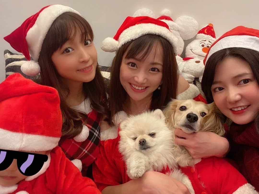 くぼたみかのインスタグラム：「6days until Santa comes🎅 クリスマスまであともう少し🎄❤️🎄❤️ 今年も大好きなみんなとプレゼント交換して美味しいもの食べて可愛いケーキ🎂も完食❣️幸せだ😍 イベントシーズン体重気をつけないとだね😅 今年もあと2週間😳本当に変な一年だったけどとりあえず周りも私も健康で過ごせてることに感謝です👏 #christmas #party #dogs #bestfriends #クリスマスパーティ」