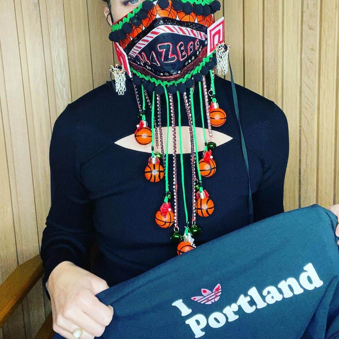 エリザベス・バンクスさんのインスタグラム写真 - (エリザベス・バンクスInstagram)「#masks save lives. This #uglyholidaymask also feeds people. For every mask sold Portland Garment Factory will donate $25 to the Oregon Food Bank. I’ve adopted the #Blazers for Portland native @maxhandelman  but you can customize your own #ad」12月19日 9時35分 - elizabethbanks