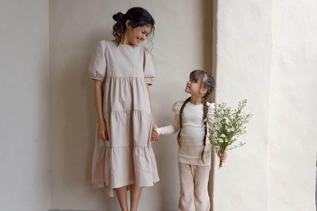 島野ミキさんのインスタグラム写真 - (島野ミキInstagram)「・ ・ @bright_house66 shooting  model…  @annakirei & @hitomirose_ dress… @anon_babyyy / @priveve_priveve   2人とも可愛いすぎてキュンキュンでした🥺💓 ・ ・ #priveve#fashion#ootd#coordinate#アパレル #ファッションコーデ #トレンドコーデ #大人コーデ #大人カジュアル#今日のコーデ#ファッション#オシャレ#コーデ#シンプルコーデ #アパレル #ワンマイルウェア #youthfulsurf #ユースフルサーフ#ワンピース#花柄ワンピース #dress#ootd4nylonjp#ootdfashion」12月19日 15時09分 - miki_shimano