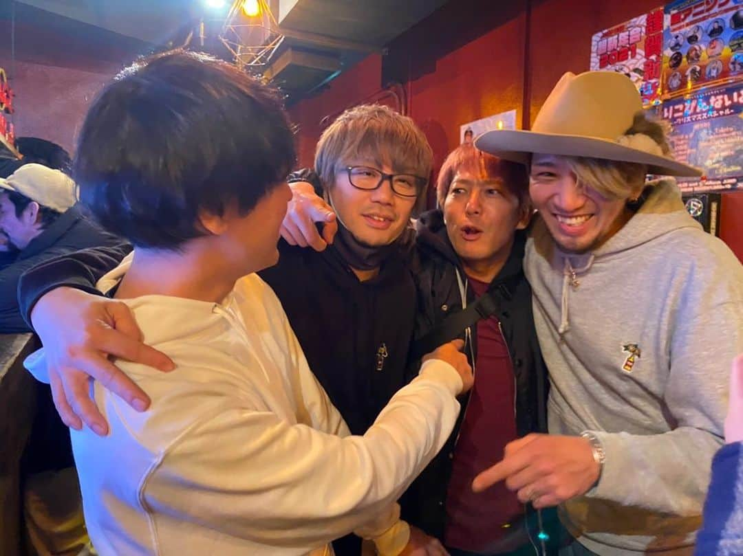 REIJIさんのインスタグラム写真 - (REIJIInstagram)「GUMXのライブ遊びに行って極上のメロコア聴かせてもらってからのJUMPでわちゃわちゃ。  久しぶりに会ってもやはりあの頃のノリは変わってないんだよね。  またこんなメンツで対バンしたい。そんな日が必ず来ると信じて今日もドラムを叩くよ。  嬉しい楽しい1日でした！  GUMXとの写真撮り忘れた！！笑  #upper_japan #thecherrycokes  #hotsquall  #secret7line  #gumx #渋谷JUMP #暇金」12月19日 15時01分 - reiji_kimura