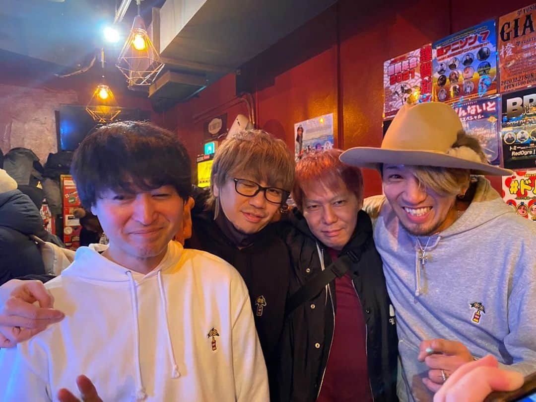 REIJIさんのインスタグラム写真 - (REIJIInstagram)「GUMXのライブ遊びに行って極上のメロコア聴かせてもらってからのJUMPでわちゃわちゃ。  久しぶりに会ってもやはりあの頃のノリは変わってないんだよね。  またこんなメンツで対バンしたい。そんな日が必ず来ると信じて今日もドラムを叩くよ。  嬉しい楽しい1日でした！  GUMXとの写真撮り忘れた！！笑  #upper_japan #thecherrycokes  #hotsquall  #secret7line  #gumx #渋谷JUMP #暇金」12月19日 15時01分 - reiji_kimura