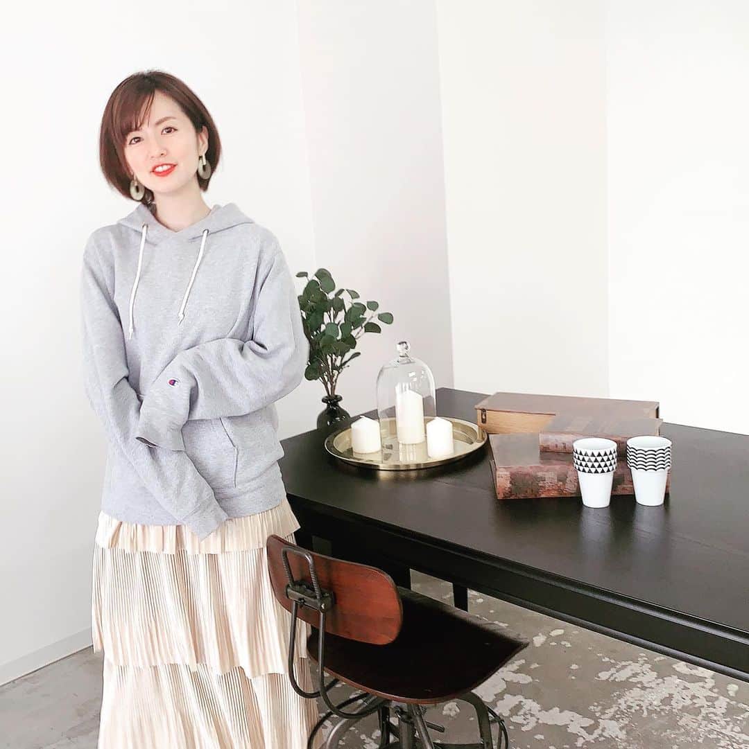 浜田真衣のインスタグラム：「こんにちは❁¨̮  もう今月も後半に入りましたね｡・:＋°  今年やり残したことありますか？ 来年、どんなことしたいですか😍？  #浜田真衣 #monaカフェ #instagood #japanese #instapic #instalike #champion #ぱーかーこーで」