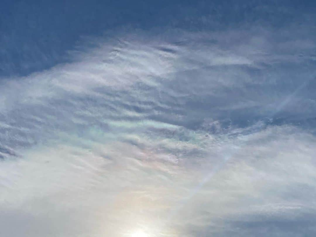 石榑亜紀子のインスタグラム：「彩雲！🌈🤗  #彩雲 #彩雲🌈 #きょうの空 #🌈 #空 #心の浄化 #空が好きな人と繋がりたい #sky #skylovers #instasky #ランナー #ランニング部  #走る気象予報士 #アスリートフードマイスター2級」