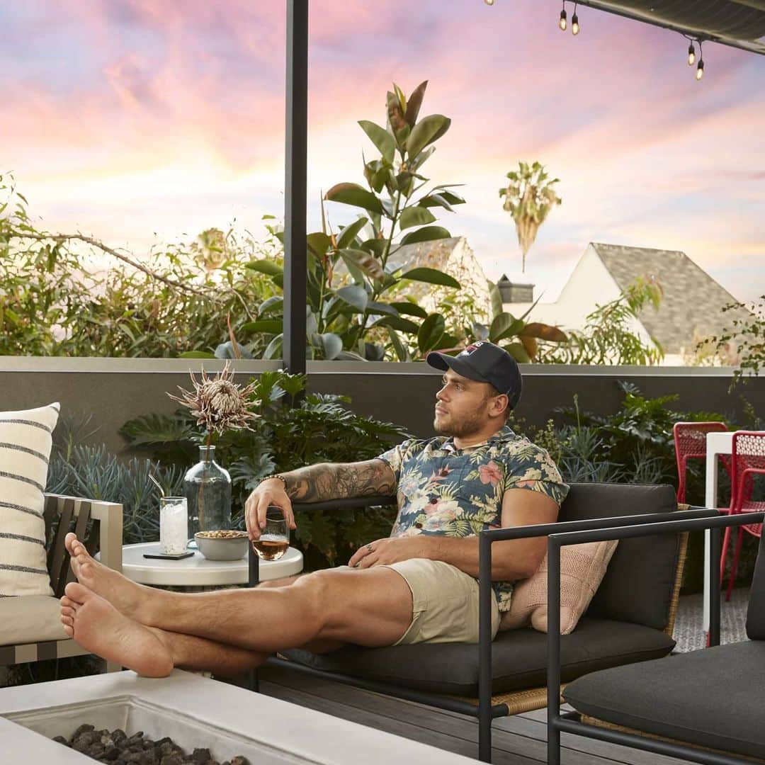 ガス・ケンワージーさんのインスタグラム写真 - (ガス・ケンワージーInstagram)「Big Deck Energy. 😎 Huge thank you to @allmodern for helping me get my outdoor space furnished and looking pretty! More pics and the full story at the link in bio. 🖤」12月19日 9時45分 - guskenworthy