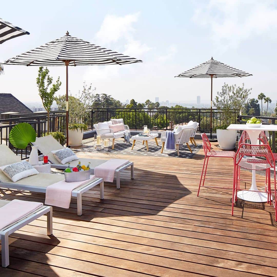 ガス・ケンワージーさんのインスタグラム写真 - (ガス・ケンワージーInstagram)「Big Deck Energy. 😎 Huge thank you to @allmodern for helping me get my outdoor space furnished and looking pretty! More pics and the full story at the link in bio. 🖤」12月19日 9時45分 - guskenworthy