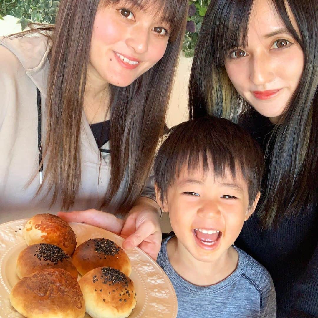 のインスタグラム：「姉と甥っ子パン作り🍞✨ 久しぶりに姉の家に行ったので、最近私があげているお馴染みの#アンセルホームベーカリー(@ansel_home_bakery)をお土産として持って行きました😊 ・ 甥っ子と初めてのパン作り♪ あんぱんとチーズパンを作ってみました✨ 一緒に作れるかなぁ？って感じでしたが、あんぱんの黒胡麻を一緒に乗せてくれました😂パンも美味しい美味しいって食べてくれてよかった💓 ・ 今回は200℃で10分くらい焼いて出来上がり♪こうやって一緒に作ったりできるのっていいですね😊姉もたくさん食べてくれました！ ・ 年末年始おこもり需要が高まってるので、家でパン作りおすすめですよ🍞✨ ・・・ #マイパンレシピ #自宅で簡単パン作り#かおりずキッチン #cooking #料理 #主婦料理 #OL料理 #クッキング#ご飯#foodinsta #food #foodstagram #おうちご飯 #お家ごはん#お昼ごパン#あんぱん#チーズパン」