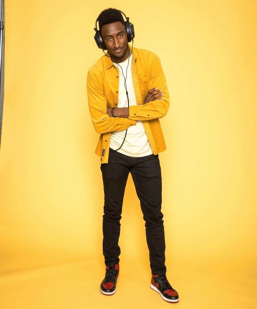 マーケス・ブラウンリーのインスタグラム：「Inspired by a banana. Also the headphones aren’t plugged into anything」