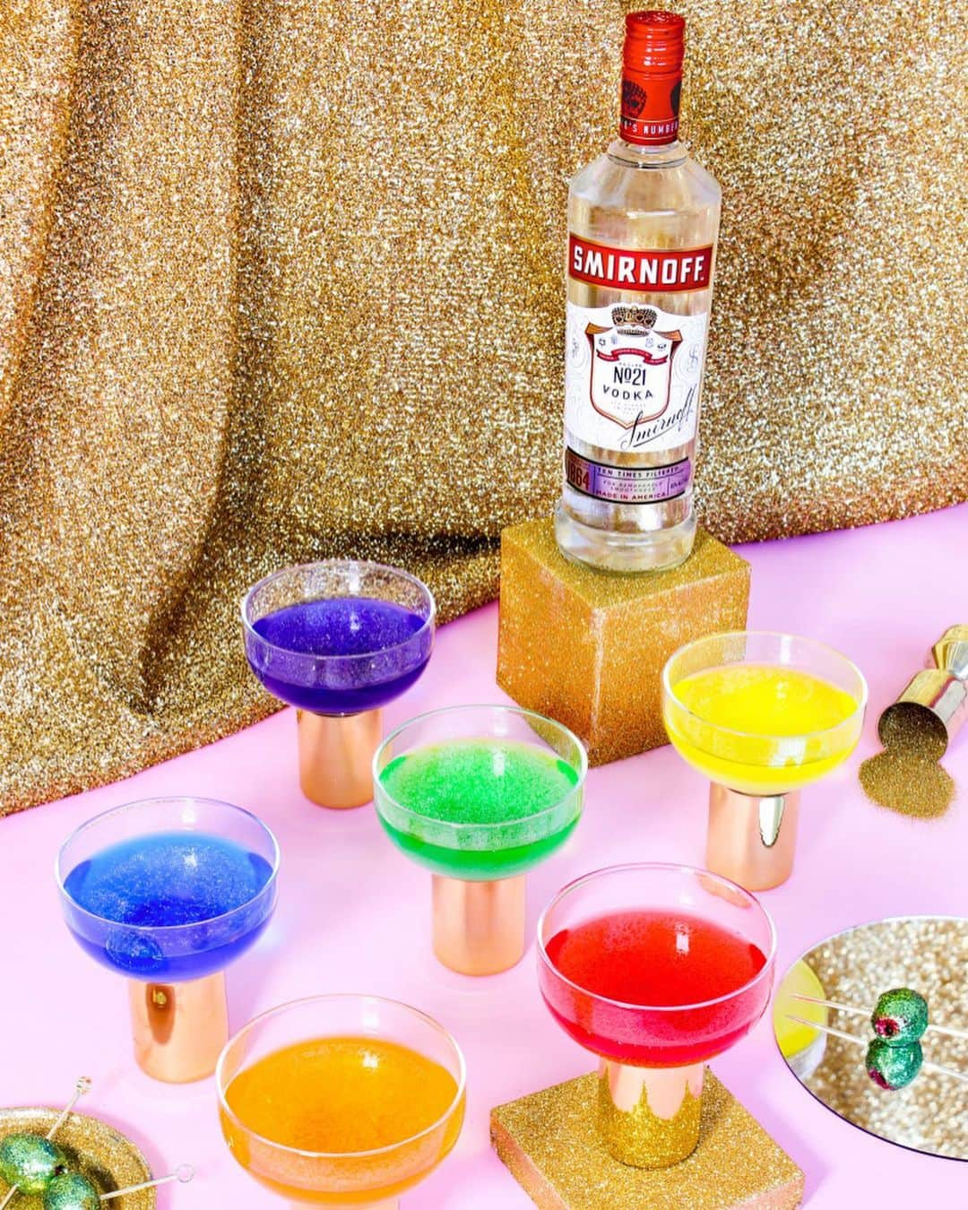 ミーガン・ラピノーさんのインスタグラム写真 - (ミーガン・ラピノーInstagram)「I call this the Pinoe-tini feat. @Smirnoff 🍸✨ #ad Which *edible* color glitter martini are you serving up this holiday? 🌈」12月19日 9時38分 - mrapinoe