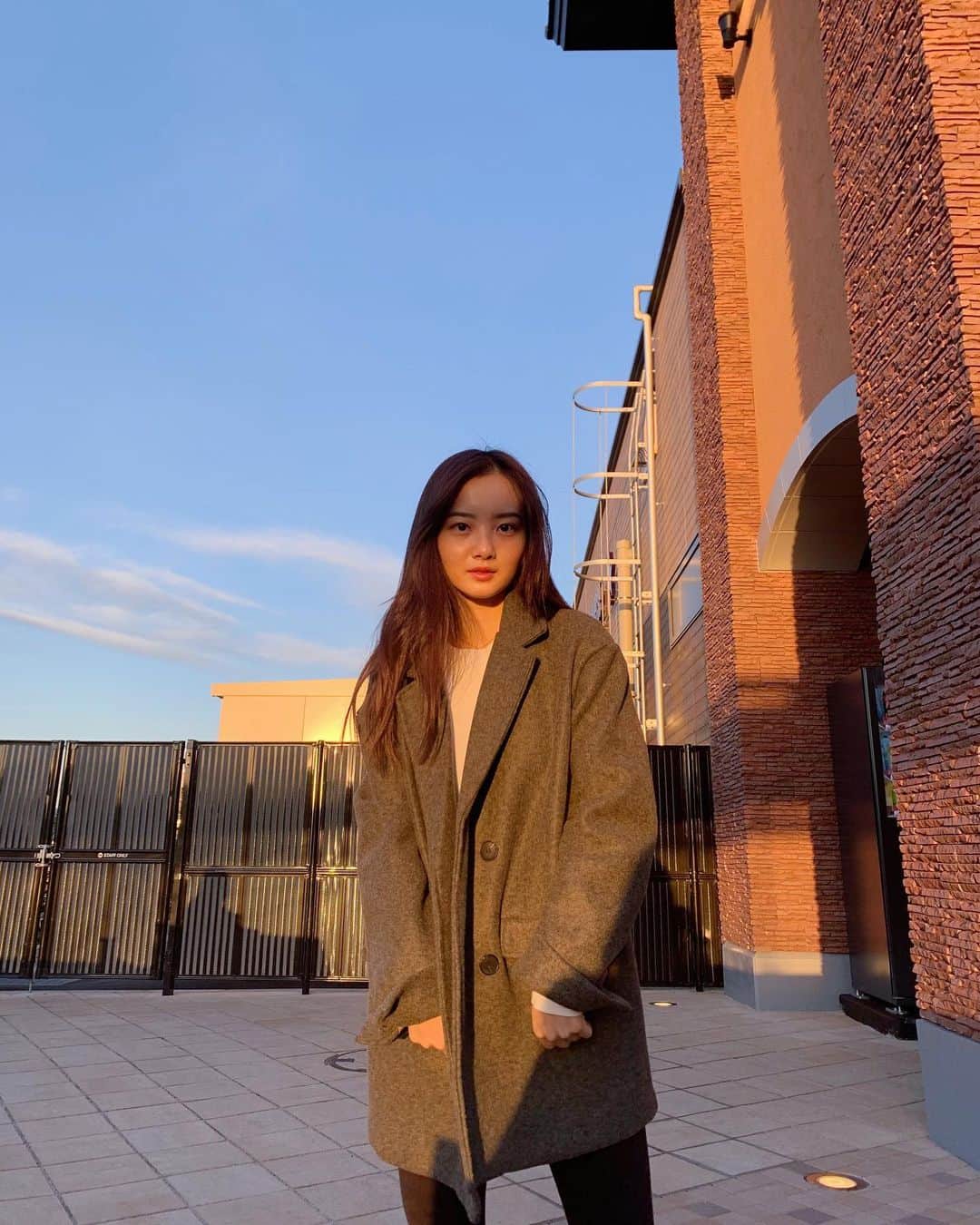 青山舞莉のインスタグラム：「under the sun   cute jacket from @chiik.official   #ミーの毎日 #ミーコーデ」