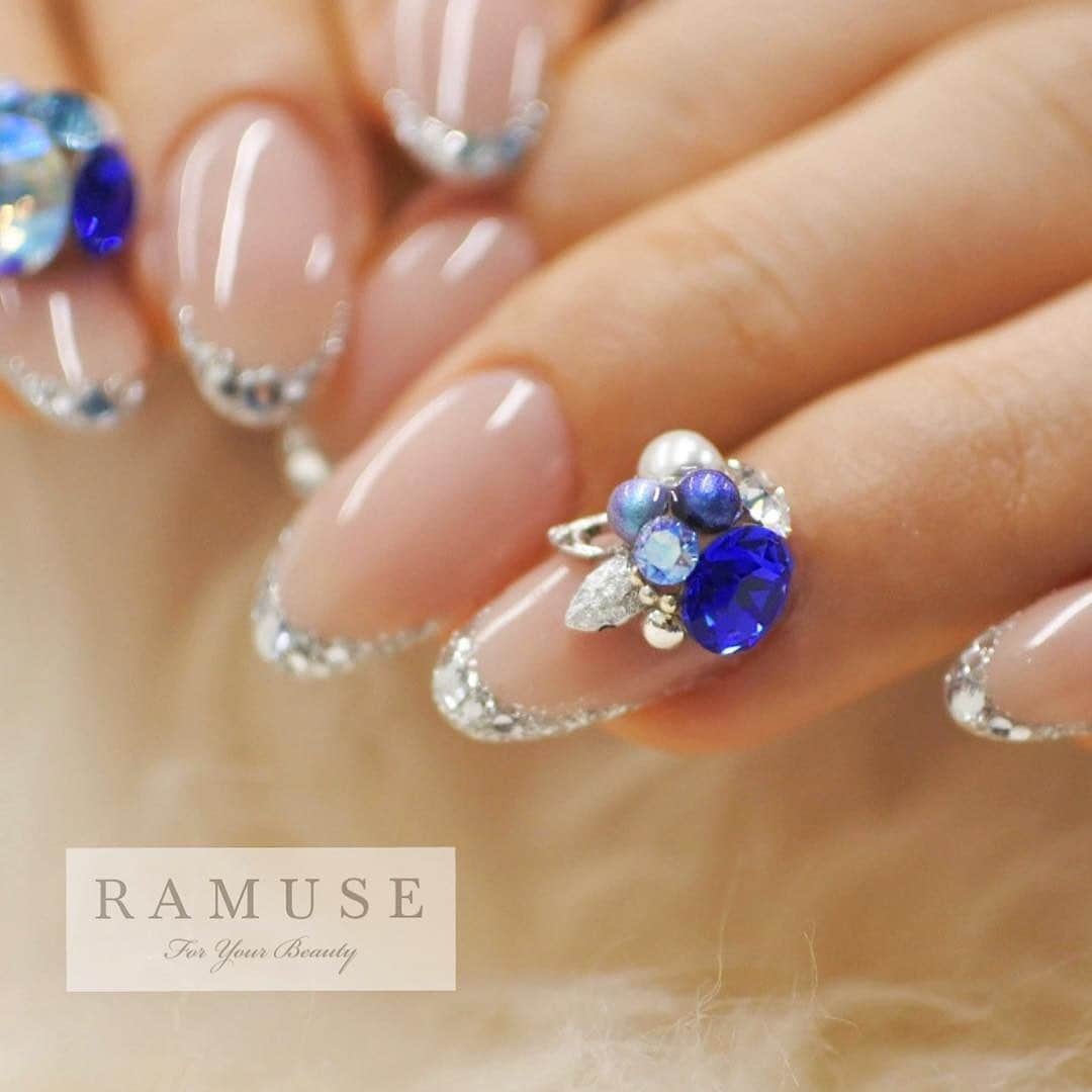 Riyo.Nailartistさんのインスタグラム写真 - (Riyo.NailartistInstagram)「１ヶ月取れない綺麗なビジューの置き方♡ オンラインサロンにてアクリルの基本的な取り方からみっちり習得できます😊✨ マカロンビジューのやり方を国内でお伝えするのは初めてです✨ 詳しくは前のポストか、IGTVのインスタLIVE保存しているので見てね💕 . . .  #RAMUSEForYourBeauty#nail#nails#gelnail#ネイル#ジェルネイル#ネイルサロン大阪 　#冬ネイル　#関西ネイルサロン#大阪ネイルサロン #ネイルサンプル #ウェディングネイル #ネイル検定　#セルフネイル#オンラインサロン#dmmオンラインサロン　#dmmオンライン　#ビジューネイル　#ネイル動画　#ネイルスクール　#ネイルレッスン #ネイル大好き　#ネイル好き #ネイル好きな人と繋がりたい #ネイル好きと繋がりたい #ネイリスト#riyoオンラインサロン」12月19日 9時42分 - riyo1621