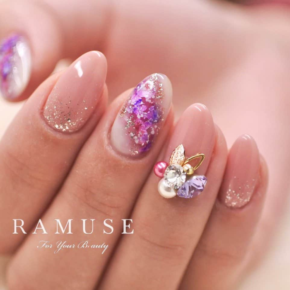 Riyo.Nailartistさんのインスタグラム写真 - (Riyo.NailartistInstagram)「１ヶ月取れない綺麗なビジューの置き方♡ オンラインサロンにてアクリルの基本的な取り方からみっちり習得できます😊✨ マカロンビジューのやり方を国内でお伝えするのは初めてです✨ 詳しくは前のポストか、IGTVのインスタLIVE保存しているので見てね💕 . . .  #RAMUSEForYourBeauty#nail#nails#gelnail#ネイル#ジェルネイル#ネイルサロン大阪 　#冬ネイル　#関西ネイルサロン#大阪ネイルサロン #ネイルサンプル #ウェディングネイル #ネイル検定　#セルフネイル#オンラインサロン#dmmオンラインサロン　#dmmオンライン　#ビジューネイル　#ネイル動画　#ネイルスクール　#ネイルレッスン #ネイル大好き　#ネイル好き #ネイル好きな人と繋がりたい #ネイル好きと繋がりたい #ネイリスト#riyoオンラインサロン」12月19日 9時42分 - riyo1621