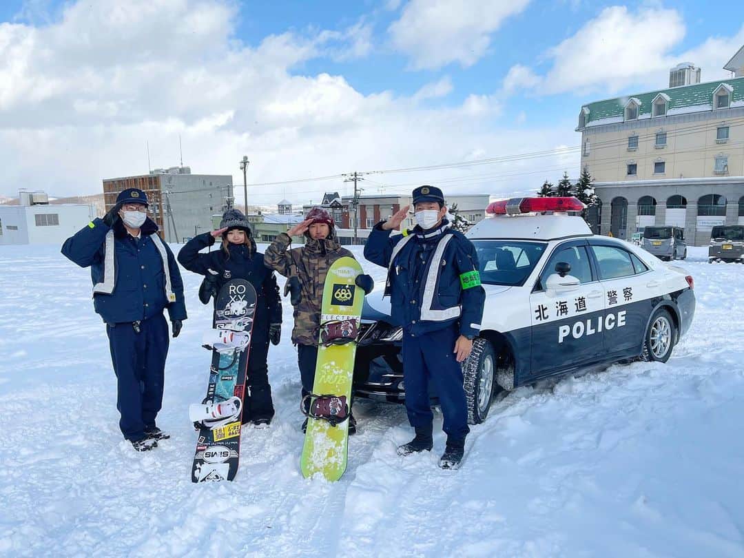 hoshinofumikaのインスタグラム：「Thank you HOKKAIDO❤️ 先輩ライダー達のおかげで 経験値と自分のスノーボードというものに対しての 底上げが爆発的にできました✨ 何してもカッコよくて イケてて、スノーボーダーってまぢでカッコイイなと 100回位思いました👏💓 おかげで今シーズンいい動き出来そうです🍄 しゅーさん @shustagram  けいちゃん　@keisukeyoshida7  心の底からありがとう🙏✨ 行ってよかった北海道〜✈︎💓 STONPのみなさんに久しぶりに会えてあがったー！ みんなの大切な冬が 最高のものになりますように🙏🎬📸 北海道動画小出しにしていくので、楽しみにしててね〜✨ Thanks @sims_snowboards_jp ❤️ #スノボ男子は女子を救う . .  #snowboarding #snowboard #snow #winter #japan #ootd #富良野 #furano #hokkaido #japow #simssnowboard #スノーボード #スノボ #スノボー #スノボ女子 #スノボ好きな人と繋がりたい #冬 #スキー場 #スキー #旭川 #北海道警察」