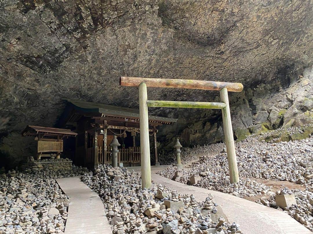 相馬絵美さんのインスタグラム写真 - (相馬絵美Instagram)「今回高千穂で鳥肌が立った天安河原宮。  岩戸の中にお隠れになった天照大神に、どうやって出てきてもらうか八百万の神様が打ち合わせした神聖な場所。 (こちらもパパが打ち合わせで、カフェで子供たち見てくれたから行けた。ここは子連れはキツい)  渓流を眺めながら10分ほど歩いて、この洞窟が見えた瞬間は本当に違う次元に迷い込んだような、鳥肌の立つ不思議な感覚に。  この場所は怖いという人もいるのが少しわかった気がしました🙏  願い事しながら石を積むと叶うそうです。  人気のスポットなのに渓流を歩いている時から洞窟まで全く人がいなくてしばしボーっとしていました。  #高千穂5大パワースポット #高千穂神社 #くしふる神社 #荒立神社 #天岩戸神社  #天安河原宮 #コンプリートしました」12月19日 9時51分 - somaemi