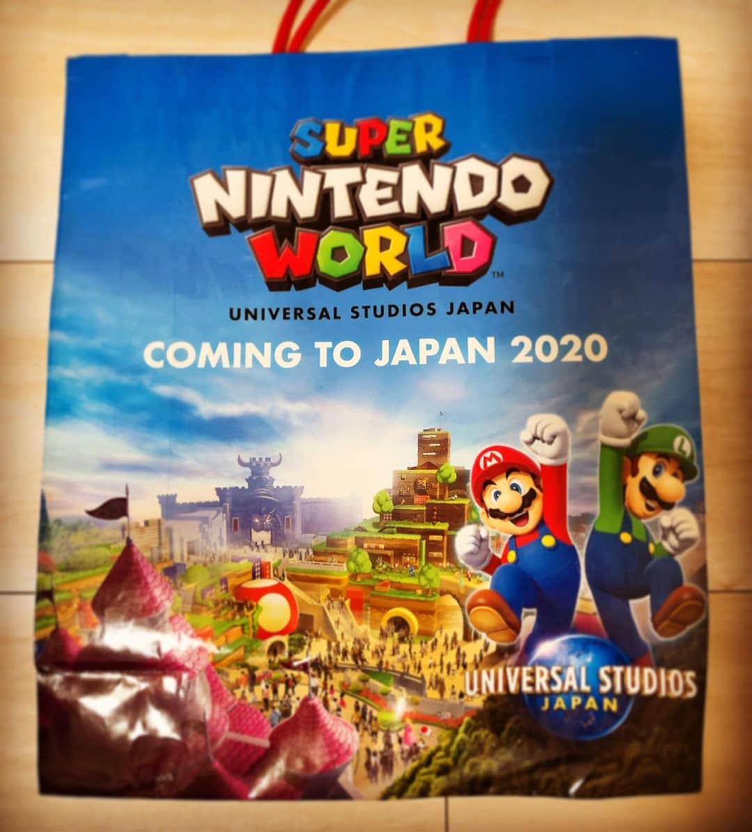 のインスタグラム：「幻となった2020版の紙袋。2021年こそ行きたいなぁ。 #スーパーニンテンドーワールド」