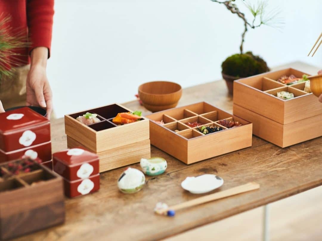 オルネ ド フォイユさんのインスタグラム写真 - (オルネ ド フォイユInstagram)「【おうちで料亭気分｜好きなものだけ選んで詰めたい】  食卓をぐっと上品にしてくれる、ナチュラルでモダンな重箱が入荷しました！  お正月のおせち料理だけでなく、1年の間に何度も使えるシンプルなデザインです。和のイメージに限定しないので、様々なシチュエーションで使うことができます。  お家で使うのはもちろん、重すぎないので、お花見や運動会、ピクニックなどのアウトドアにも持っていけますよ。  自然の美しい木目を生かしつつも、ウレタン塗装が施されていてお手入れが簡単なところも嬉しいポイント。  サイズと木の種類が異なる3タイプをご用意しました。  ●こちらの商品はWEBショップにて販売しております。   ※WEBショップと不動前店の商品ラインナップは異なります。ご来店にあたりお目当ての商品がある場合には、事前にお問い合わせくださいませ。  ——————————————— WEBショップは 12/29(火)〜1/5(火)の期間中、お休みとなります（ご注文は、毎日24時間受付けております）。  12月27日(日)までにご注文いただきました場合、年内の発送が可能です（クレジットカード、アマゾンペイ、代金引換決済のみ）。  ※発送地域や、その他ご注文内容によりましては発送やお届けまでにお日にちをいただく場合がございます。ご不明な点がございましたらお問い合わせくださいませ。  ※詳しくはWEBショップのトップページより下記URLの【年末年始の営業・休業のおしらせ】をご確認ください。 https://www.ornedefeuilles.com/notice_2012.html  ———————————————﻿  ◯WEBショップに関するお問い合わせ◯﻿  オルネ ド フォイユWEBショップ﻿  TEL：03-6876-7832　﻿  （午前10時～午後6時／土日祝定休） ﻿ e-mail：order@orne.co.jp  #越前漆器 #越前漆器久太郎 #三段重 #重箱 #おせち料理 #弁当箱 #ランチボックス #テーブルおコーディネート #インテリア #インテリアショップ #インテリア雑貨 #雑貨 #暮らしの道具 #リビングインテリア #海外インテリア #リノベーション #gallery #livstagrammer #暮らしを楽しむ #心地よい暮らし #丁寧な暮らし #ornedefeuilles #オルネドフォイユ」12月19日 10時00分 - ornedefeuilles