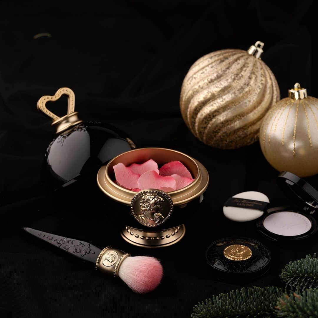 Les Merveilleuses LADURÉEのインスタグラム：「2020 HOLIDAY COLLECTION発売中⠀ ⠀ シックで洗練されたレ・メルヴェイユーズ ラデュレの今季コレクションは、⠀ ブランドの象徴であるエレガントなカメオをアクセントに漆黒のパッケージに身を包みます。⠀ ⠀ ＜数量限定発売＞⠀ ◆フェイス カラー ローズ ラデュレ リミテッド<チークカラー> 7,700円(税込)⠀ ◆リミテッド エディション ポット フォー フェイスカラー ローズ ラデュレ3,300円(税込)⠀ ◆リミテッド チーク ブラッシュ 6,600円(税込)⠀ ◆イルミネイティング プレスト パウダー 4,400円(税込)⠀ ⠀ オンラインショップでもお求めいただけます。⠀ 詳細は公式サイトをご覧ください。⠀ ⠀ #lesmerveilleusesladurée #laduree #lmladuree #ladureemakeup #レメルヴェイユーズラデュレ #メルヴェイユーズ #ラデュレ #ラデュレコスメ #チーク #cheek #クリスマス #クリスマスコフレ #ホリデーコレクション #holidaycollection #冬コスメ #花びらチーク　#限定品 #クリスマスコフレ2020 #クリスマスプレゼント #ギフト #自分へのご褒美 #ローズラデュレ #リミテッドエディションローズラデュレ #イルミネイティングパウダー #花弁チーク」