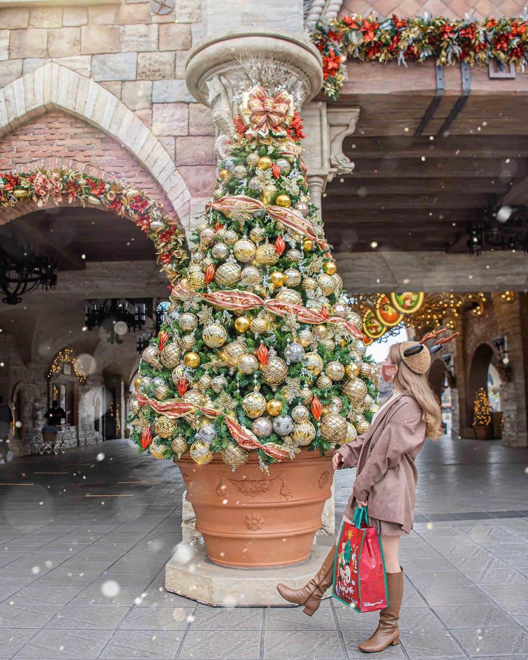 Kahoさんのインスタグラム写真 - (KahoInstagram)「. . . クリスマス前最後の週末🎄  今日か明日でクリスマスのお祝いをする人が多いかな🥂  わたしは毎年クリスマスはディズニーに行ってたけど 今年はのんびり過ごします🏠🎅  第三弾のクリスマス壁紙プレゼントは 12月21日の月曜日にやろうとおもってます☺️  楽しみにしててね！🎄✨  jacket: @heather_love_official  skirt: @heather_love_official  #disneyootd #disneyseatokyo #tdr #tds #rili_tokyo #tdr #tds#tokyodisneysea  #monun_cute #agoda #agodago #agodalens #monun_cute #petrel_jp #heather #disneysea#tokyodisneyresort #東京ディズニーリゾート#ディズニーコーデ #ディズニーコーデ冬  #ディズニークリスマス#クリスマスバウンド#ハイトーンカラー #クリスマス #クリスマスコーデ#ディズニーシーフォトスポット #ハイトーンカラー#ミルクティーグレージュ」12月19日 10時11分 - kah05disney