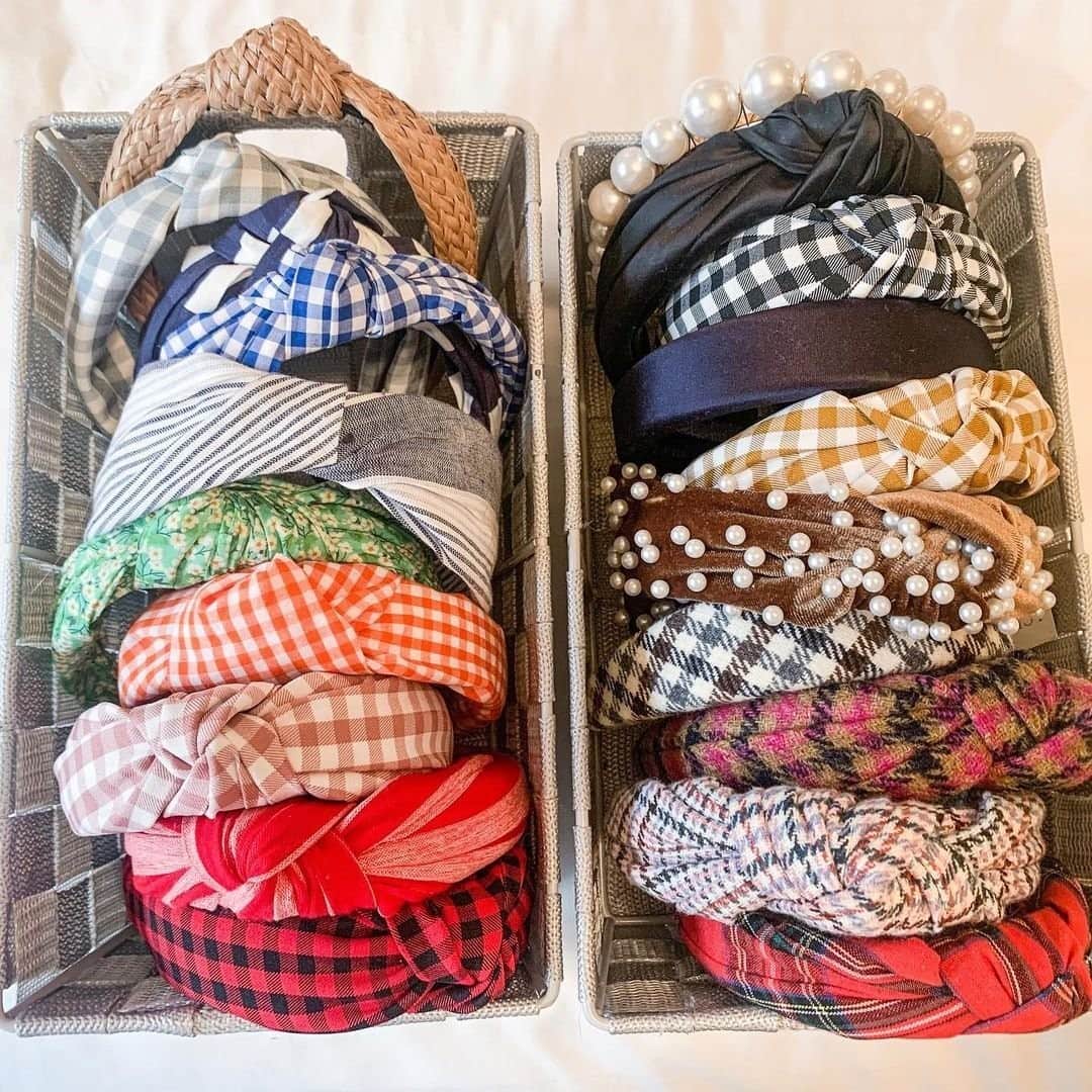 近藤麻理恵のインスタグラム：「Tidy tip: Use your accessories to make a joyful display. Love this, @sortandsweet! P.S. Should I start wearing headbands? ✨」